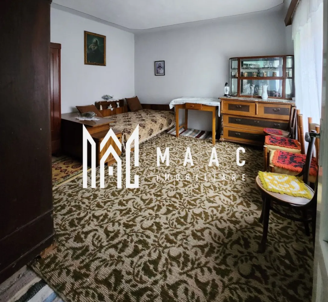 Casa individuala, 3 camere I 650 mp teren I Tilisca - MAAC Imobiliare vă propune spre vânzare o casă cu 3 camere, situată în zona centrală a localității Tilișca, amplasată la stradă, într-un cadru liniștit, specific zonei rurale, ideal pentru locuire sau casă de vacanță.

Locuința este dispusă pe două niveluri și beneficiază de o structură solidă:

Parter: hol de acces, casa scării, bucătărie, debara, living
Etaj: două dormitoare decomandate

Între niveluri există placă de beton, iar scările sunt realizate tot din beton, oferind durabilitate și stabilitate construcției.

În curte se regăsesc anexe gospodărești și spații utile:
-șură cu grajd
-grădină de aproximativ 300 mp

Imobilul nu dispune de baie în interior.

Utilități disponibile:
-curent electric
-apă
-canalizare

Încălzirea se realizează cu sobă pe lemne.

Proprietatea oferă potențial de amenajare și modernizare, fiind potrivită pentru cei care își doresc o locuință într-o zonă tradițională, liniștită, cu acces facil la centrul localității.

Pentru mai multe detalii, vă rugăm să menționați telefonic că ați văzut anunțul cu CP1721965