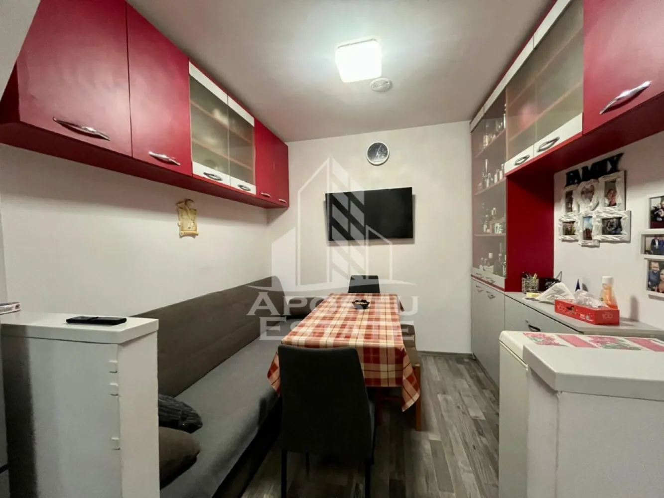Doua apartamente de vanzare la curte comuna,zona Traian, Timisoara - Apostu Estate va propune spre vanzare doua apartamente la curte comuna cu intrare separata,zona Traian din Timisoara, jud.Timis.
Apartamentele nu se vand separat.

Primul apartament are o suprafata de 42 mp si este compartimentt astfel:
-hol de acces
-sufragerie
-dormitor
-bucatarie
-baie dotata cu dus

Al doilea apartament are o suprafata de 45 mp si este compartimentat astfel:
-hol de acces
-dormitor
-living
-bucatarie
-baie cu cada 

Alte facilitati:
-posibilitatea de mansardare-pod de 60mp
-magazie -4 mp
-terasa-4mp
-centrala proprie pe gaz cu calorifere
-racordare separata la toate utilitatile -canalizare,gaz,curent,apa
-finisaje moderne
-electrocasnice-plita electrica,hota,cuptor,frigider,masina de spalat
-zona comuna de barbeque

Apartamentele se vand complet mobilate si uilate.

Distante:
-Piata Traian la 5 min de mers pe jos
-Magazine,mijloace de transport in comun
-Centrul orasului la 9 miin cu masina
Agentia imobiliara Apostu Estate va ofera consultanta bancara gratuita prin intermediul colaboratorilor nostri pentru alegerea celui mai potrivit tip de credit, astfel incat tu sa devi noul proprietar al acestui apartament.
Va asteptam cu drag la o vizionare!
Id intern: CP2375126