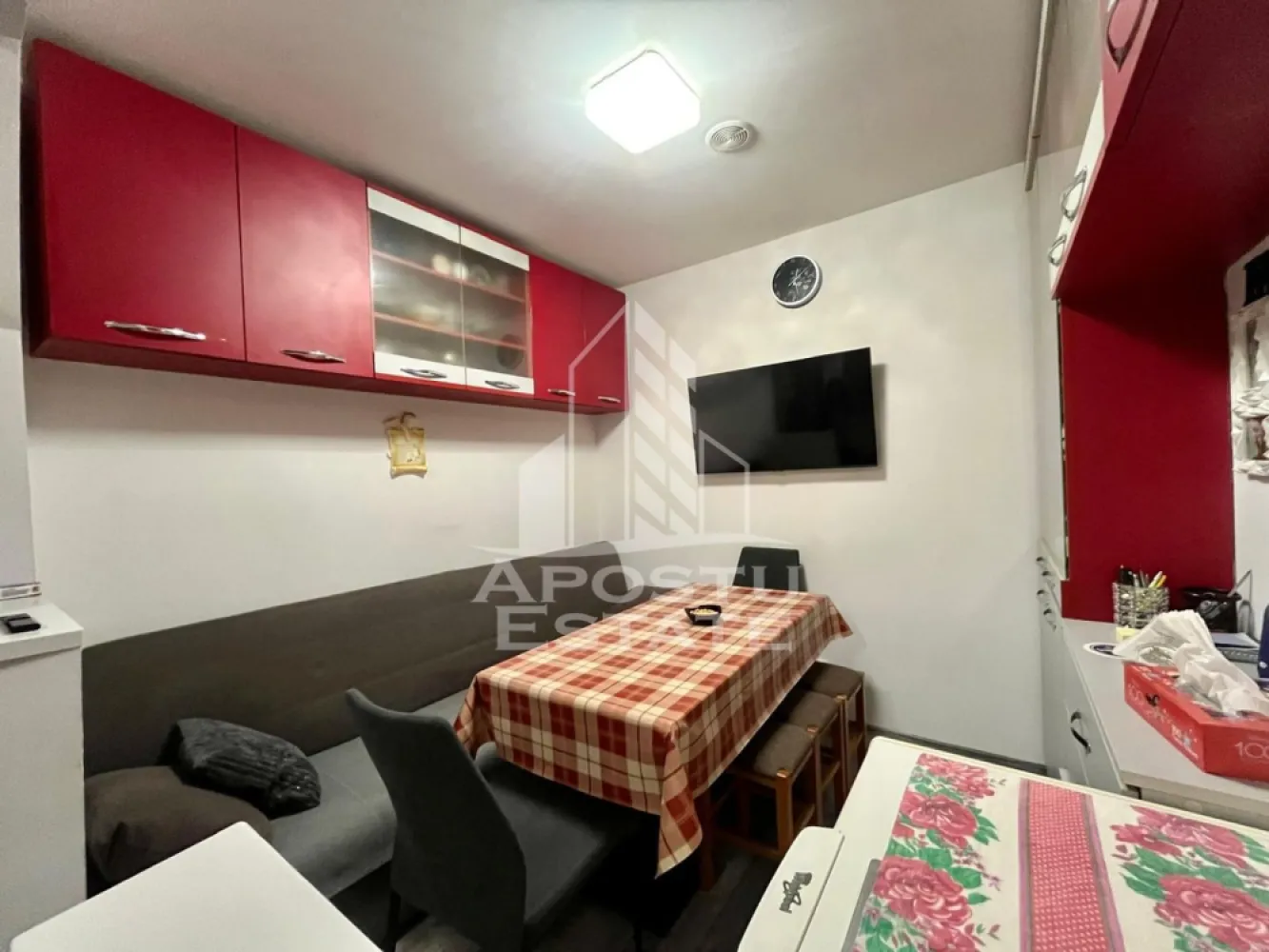 Doua apartamente de vanzare la curte comuna,zona Traian, Timisoara - Apostu Estate va propune spre vanzare doua apartamente la curte comuna cu intrare separata,zona Traian din Timisoara, jud.Timis.
Apartamentele nu se vand separat.

Primul apartament are o suprafata de 42 mp si este compartimentt astfel:
-hol de acces
-sufragerie
-dormitor
-bucatarie
-baie dotata cu dus

Al doilea apartament are o suprafata de 45 mp si este compartimentat astfel:
-hol de acces
-dormitor
-living
-bucatarie
-baie cu cada 

Alte facilitati:
-posibilitatea de mansardare-pod de 60mp
-magazie -4 mp
-terasa-4mp
-centrala proprie pe gaz cu calorifere
-racordare separata la toate utilitatile -canalizare,gaz,curent,apa
-finisaje moderne
-electrocasnice-plita electrica,hota,cuptor,frigider,masina de spalat
-zona comuna de barbeque

Apartamentele se vand complet mobilate si uilate.

Distante:
-Piata Traian la 5 min de mers pe jos
-Magazine,mijloace de transport in comun
-Centrul orasului la 9 miin cu masina
Agentia imobiliara Apostu Estate va ofera consultanta bancara gratuita prin intermediul colaboratorilor nostri pentru alegerea celui mai potrivit tip de credit, astfel incat tu sa devi noul proprietar al acestui apartament.
Va asteptam cu drag la o vizionare!
Id intern: CP2375126