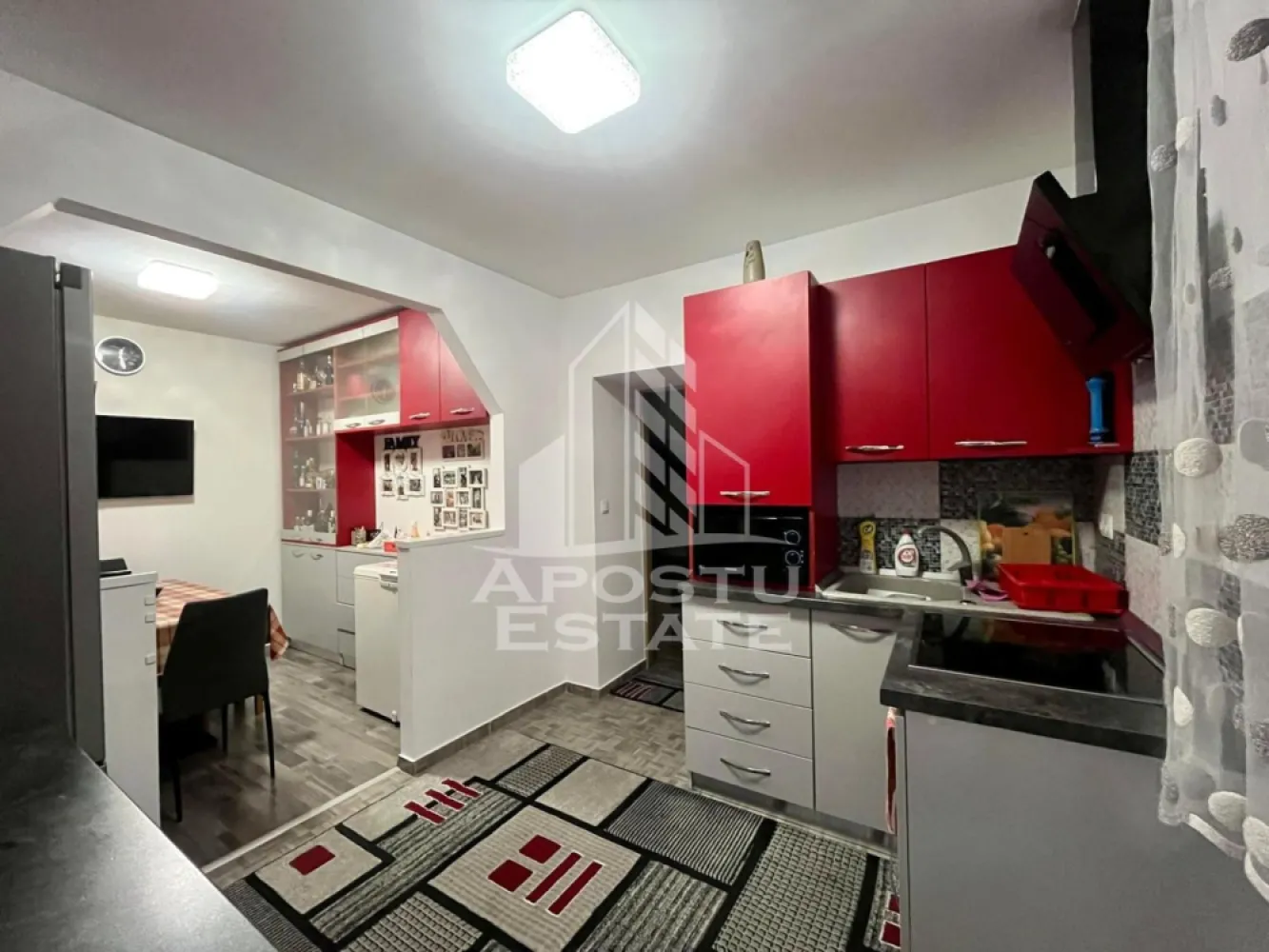 Doua apartamente de vanzare la curte comuna,zona Traian, Timisoara - Apostu Estate va propune spre vanzare doua apartamente la curte comuna cu intrare separata,zona Traian din Timisoara, jud.Timis.
Apartamentele nu se vand separat.

Primul apartament are o suprafata de 42 mp si este compartimentt astfel:
-hol de acces
-sufragerie
-dormitor
-bucatarie
-baie dotata cu dus

Al doilea apartament are o suprafata de 45 mp si este compartimentat astfel:
-hol de acces
-dormitor
-living
-bucatarie
-baie cu cada 

Alte facilitati:
-posibilitatea de mansardare-pod de 60mp
-magazie -4 mp
-terasa-4mp
-centrala proprie pe gaz cu calorifere
-racordare separata la toate utilitatile -canalizare,gaz,curent,apa
-finisaje moderne
-electrocasnice-plita electrica,hota,cuptor,frigider,masina de spalat
-zona comuna de barbeque

Apartamentele se vand complet mobilate si uilate.

Distante:
-Piata Traian la 5 min de mers pe jos
-Magazine,mijloace de transport in comun
-Centrul orasului la 9 miin cu masina
Agentia imobiliara Apostu Estate va ofera consultanta bancara gratuita prin intermediul colaboratorilor nostri pentru alegerea celui mai potrivit tip de credit, astfel incat tu sa devi noul proprietar al acestui apartament.
Va asteptam cu drag la o vizionare!
Id intern: CP2375126