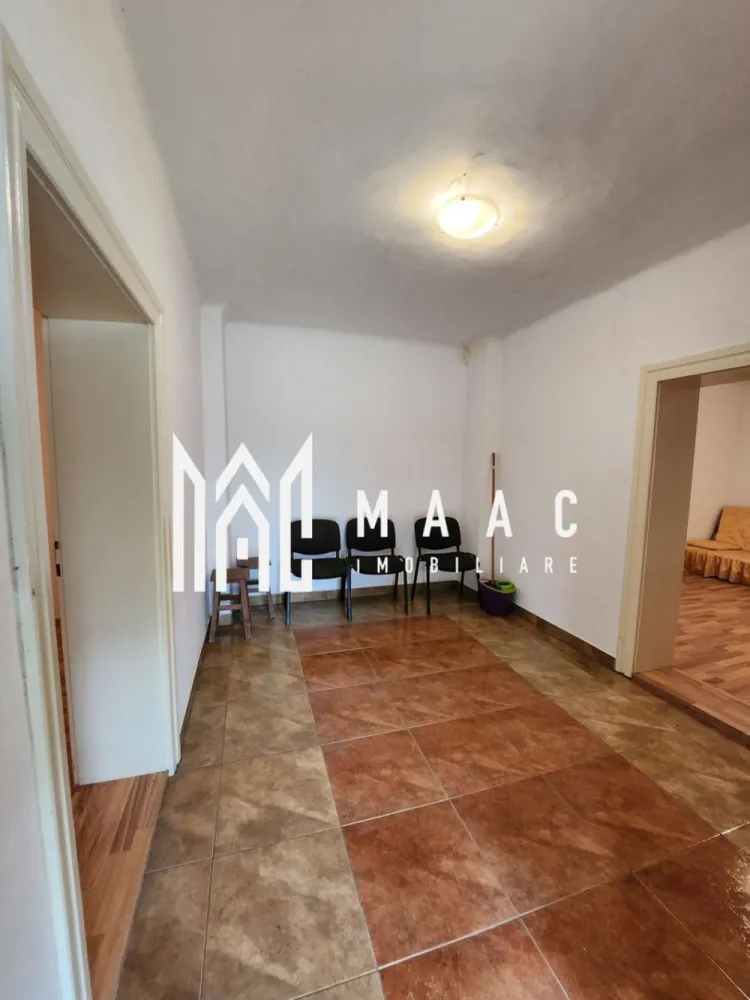 Casa 2 camere I Teren 1500 mp I Iaz I Sacel - MAAC Imobiliare vă propune spre vânzare o casă deosebită situată în localitatea Săcel, într-un cadru natural liniștit, ideal pentru relaxare sau pentru amenajarea unei case de vacanță. Proprietatea se remarcă prin terenul generos și elementele naturale rare, oferind un potențial excelent pentru recreere și investiție.

Locuința este construită pe un singur nivel și este compartimentată astfel:
-două camere
-hol

Anexe și spații auxiliare:
-bucătărie de vară
-2 magazii
-pivniță
-pod înalt

Imobilul nu dispune de baie în interior.

Utilități și caracteristici:
-curent electric în casă
-fântână proprie
-gaz, apă și canalizare disponibile la poartă
-încălzire cu sobe pe lemne

Construcția este solidă, bine realizată, cu acoperiș schimbat și pod înalt, oferind posibilități de extindere sau amenajare suplimentară. Proprietatea este împrejmuită cu gard din beton, asigurând intimitate și siguranță.

Curtea generoasă oferă un cadru natural deosebit și găzduiește un element unic:
-iaz propriu cu luciu de apă de aproximativ 35x20 mp, realizat în 2008 sub nivelul râului
-adâncime de aproximativ 2 m
-populat cu pește

Peisajul este deosebit, iar proprietatea oferă un potențial excelent pentru amenajarea unei case de vacanță, fiind locul ideal pentru relaxare, distracție și evadare din agitația urbană.

Pentru mai multe detalii, vă rugăm să menționați telefonic că ați văzut anunțul cu CP1721228