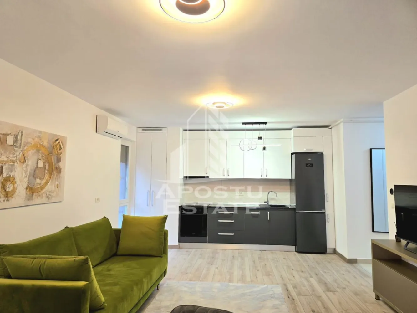 Apartament premium de inchiriat Adora Park - Apostu Estate va ofera spre inchiriere un apartament premium in cel mai nou complex rezidential din Arad - Adora Park. 
Acest apartament modern , se remarca prin finisaje premium si dotari de ultima generatie , oferind confort si eleganta intr-un spatiu bine compartimentat. 
Cu o suprafata utila de 55 mp , apartamentul este semidecomandat , fiind compus dintr-un living open-space spatios , mobilat cu o canapea eleganta , o bucatarie complect echipata ( frigider , plita , cuptor electric , hota , masina de spalat vase , cuptor cu microunde) , un dormitor generos , dotat cu TV , precum si o baie moderna , amenajata cu finisaje de calitate superioara. 
Confortul este asigurat de incalzire in pardoseala si sistemul de aer conditionat iar luminile ambientale creeaza o atmosfera primitoare. 
Apartamentul dispune de un balcon privat, ideal pentru momente de relaxare . 
Parcarea este disponibila , iar accesul in complex este facil si sigur. 
Adora Park este unul dintre cele mai exclusiviste complexe rezidentiale din Arad, oferind un mediu sigur , linistit si elegant. 
Locatia permite acces rapid la magazine , supermarketuri , centre comerciale, restaurante, cafenele si mijloace de transport., fiind ideal pentru cei care isi doresc un stil de viata modern. 
Nu se accepta animale de companie . 
Pentru mai multe detalii si programarea unei vizionari nu ezitati sa ne contactati ! 
ID : CP2374509