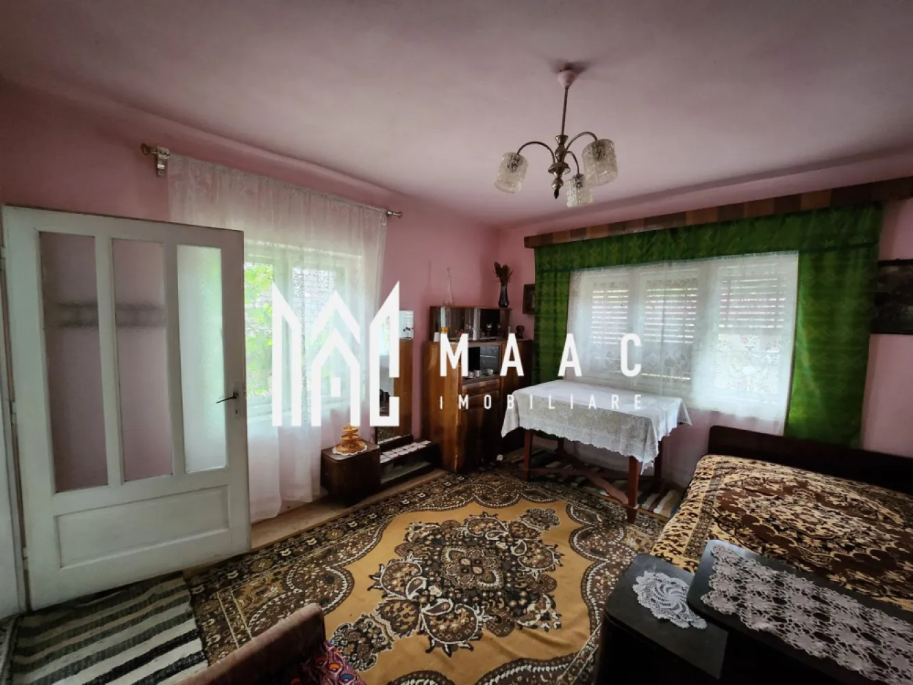 Casa individuala, 3 camere I 650 mp teren I Tilisca - MAAC Imobiliare vă propune spre vânzare o casă cu 3 camere, situată în zona centrală a localității Tilișca, amplasată la stradă, într-un cadru liniștit, specific zonei rurale, ideal pentru locuire sau casă de vacanță.

Locuința este dispusă pe două niveluri și beneficiază de o structură solidă:

Parter: hol de acces, casa scării, bucătărie, debara, living
Etaj: două dormitoare decomandate

Între niveluri există placă de beton, iar scările sunt realizate tot din beton, oferind durabilitate și stabilitate construcției.

În curte se regăsesc anexe gospodărești și spații utile:
-șură cu grajd
-grădină de aproximativ 300 mp

Imobilul nu dispune de baie în interior.

Utilități disponibile:
-curent electric
-apă
-canalizare

Încălzirea se realizează cu sobă pe lemne.

Proprietatea oferă potențial de amenajare și modernizare, fiind potrivită pentru cei care își doresc o locuință într-o zonă tradițională, liniștită, cu acces facil la centrul localității.

Pentru mai multe detalii, vă rugăm să menționați telefonic că ați văzut anunțul cu CP1721965