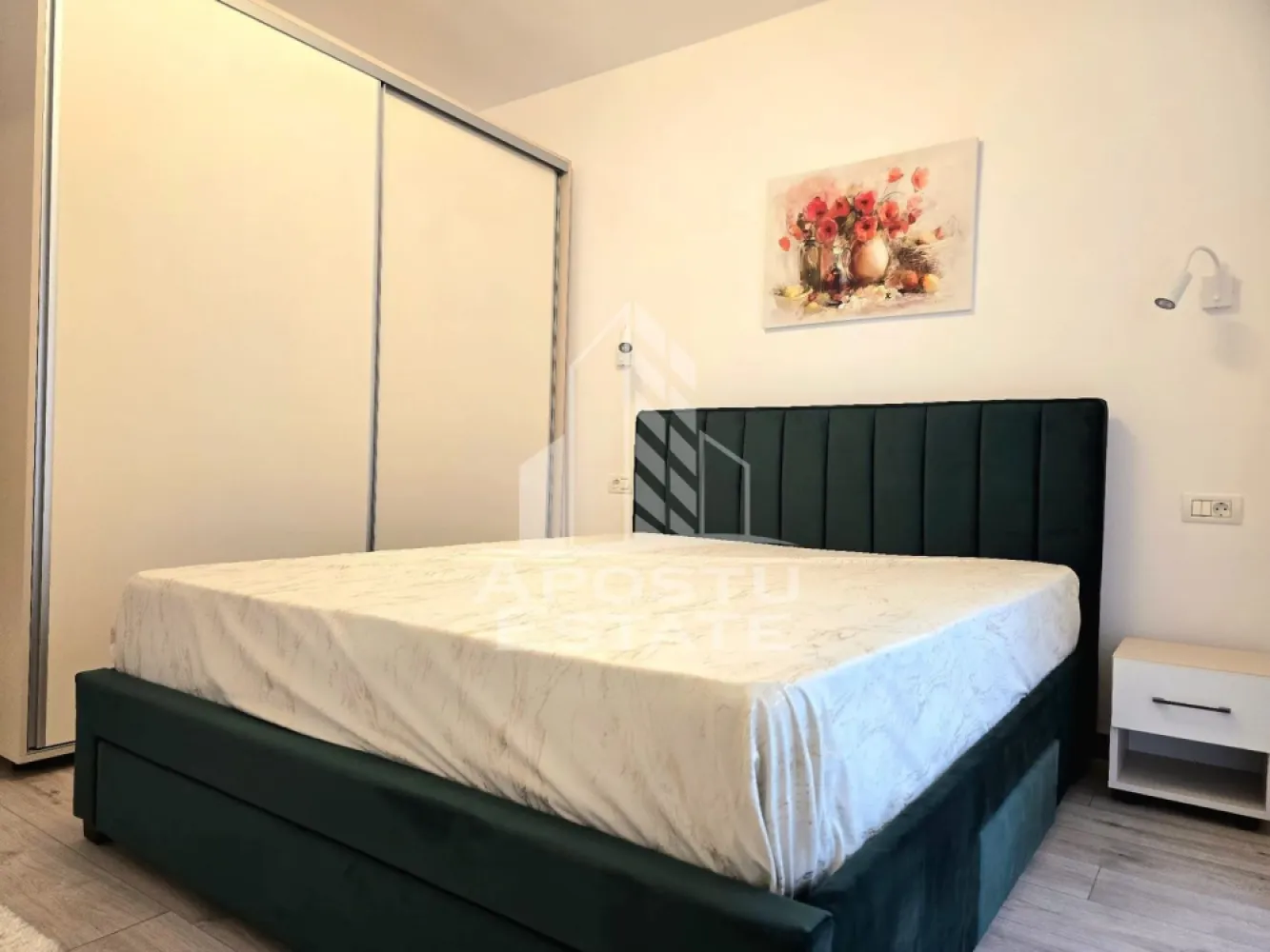 Apartament premium de inchiriat Adora Park - Apostu Estate va ofera spre inchiriere un apartament premium in cel mai nou complex rezidential din Arad - Adora Park. 
Acest apartament modern , se remarca prin finisaje premium si dotari de ultima generatie , oferind confort si eleganta intr-un spatiu bine compartimentat. 
Cu o suprafata utila de 55 mp , apartamentul este semidecomandat , fiind compus dintr-un living open-space spatios , mobilat cu o canapea eleganta , o bucatarie complect echipata ( frigider , plita , cuptor electric , hota , masina de spalat vase , cuptor cu microunde) , un dormitor generos , dotat cu TV , precum si o baie moderna , amenajata cu finisaje de calitate superioara. 
Confortul este asigurat de incalzire in pardoseala si sistemul de aer conditionat iar luminile ambientale creeaza o atmosfera primitoare. 
Apartamentul dispune de un balcon privat, ideal pentru momente de relaxare . 
Parcarea este disponibila , iar accesul in complex este facil si sigur. 
Adora Park este unul dintre cele mai exclusiviste complexe rezidentiale din Arad, oferind un mediu sigur , linistit si elegant. 
Locatia permite acces rapid la magazine , supermarketuri , centre comerciale, restaurante, cafenele si mijloace de transport., fiind ideal pentru cei care isi doresc un stil de viata modern. 
Nu se accepta animale de companie . 
Pentru mai multe detalii si programarea unei vizionari nu ezitati sa ne contactati ! 
ID : CP2374509