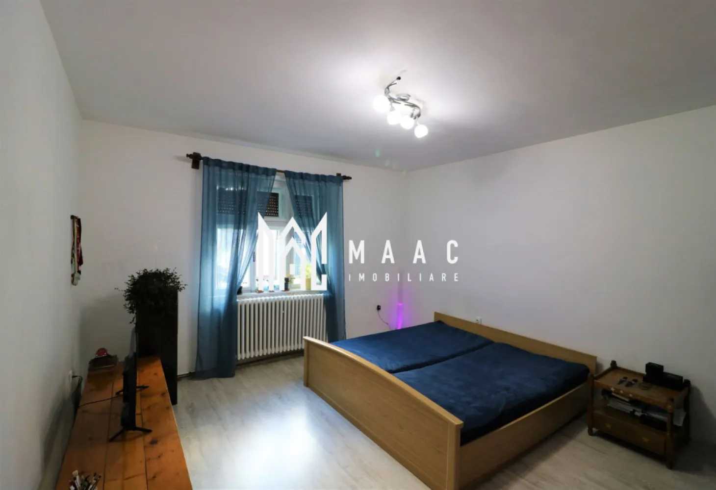 Casa 4 camere | Curte proprie | Pivnita | Zona Turnisor - MAAC Imobiliare vă propune spre vânzare o casă complet decomandată, situată în zona Turnișor, o proprietate ideală pentru familie, cu două corpuri de clădire și curte liberă generoasă, amplasată într-o zonă apreciată pentru accesibilitate și confort rezidențial.

Imobilul are o suprafață de 120 MPU și beneficiază de o curte liberă de aproximativ 160 MPU, fiind compartimentat astfel:

primul corp:
-parter înalt
-3 camere generoase
-hol
-baie
-cămară
-pod peste toată suprafața
-pivniță generoasă de 28 mp cu două încăperi

al doilea corp:
-bucătărie
-cameră
-pod peste toată suprafața

Casa este într-o stare foarte bună, complet renovată, cu structură solidă și ziduri groase din cărămidă. Mobilierul este în stare foarte bună, bine întreținut, iar încălzirea se realizează prin centrală termică pe gaz, asigurând confort termic pe tot parcursul anului.

Curtea este generoasă și permite parcarea a 3 mașini, fiind amenajată cu filigorie și loc de barbeque, precum și cu o mică piscină pentru relaxare, oferind un spațiu exterior ideal pentru petrecerea timpului liber.

Pentru mai multe informații și programarea unei vizionări, vă rugăm să menționați numărul CP1697008 la telefon.