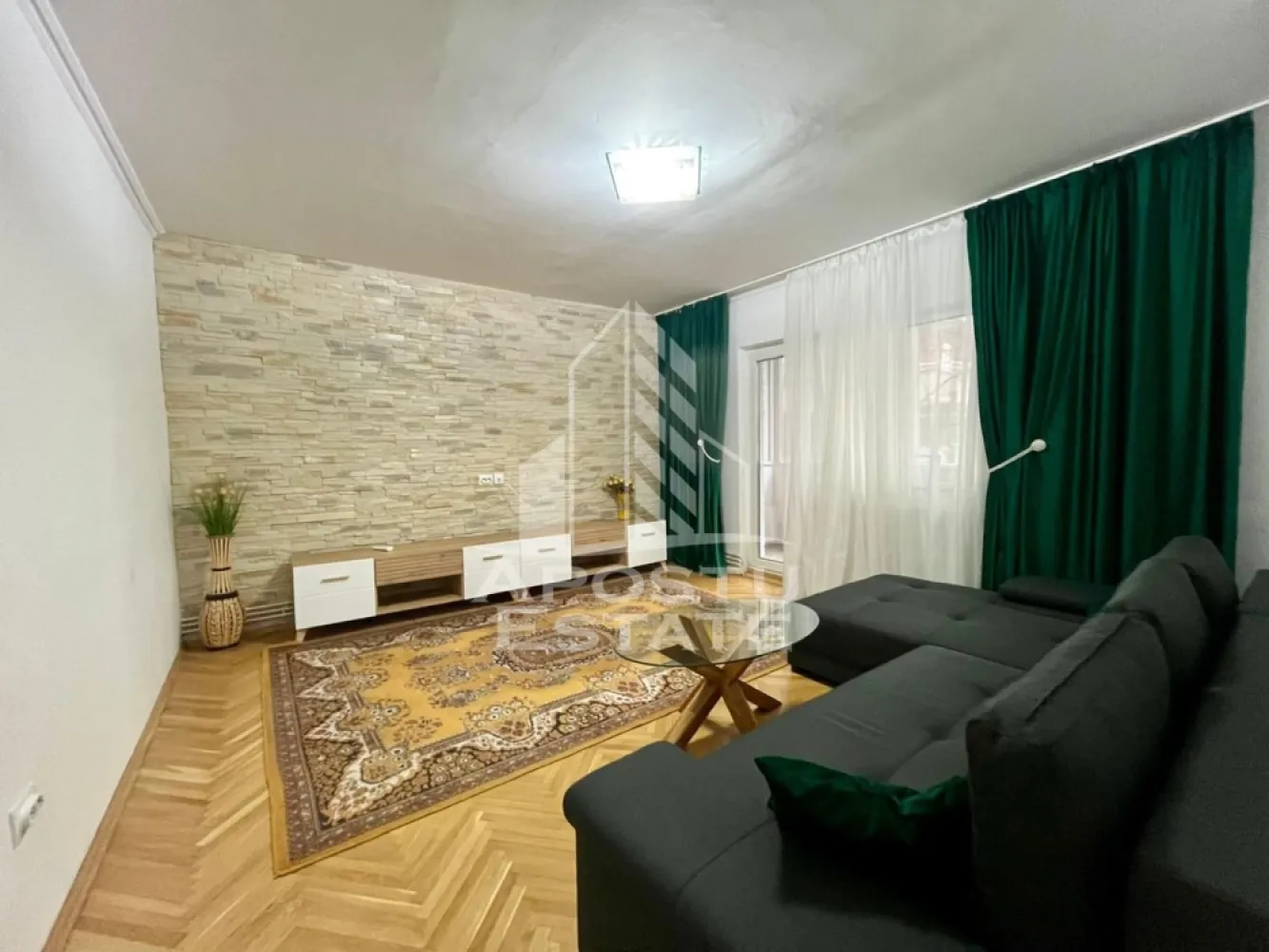 Apartament 3 camere de inchiriat, zona Complex studentesc, Timisoara - APOSTU ESTATE va propune spre inchiriere un apartament complet renovat cu 3 camere, decomandat, situat la etajul 1/4 in zona Complexul Studentesc.

Cu o suprafata utila de 68mp, si 2 balcoane se imparte in mod inteligent, oferind urmatoarele spatii:

- Hol de acces 
- Bucatarie complet echipata si mobilata cu mobila noua, frigider, aragaz si loc de luat masa.
- Sufragerie spatiosa si luminoasa cu canapea, mobila de sufragerie si iesire spre balcon
- 2 dormitoare 
- Centrala proprie
- Hol de trecere cu dressing
-Baie dotata cu cada
-Baie de serviciu 

Confortul termic este asigurat prin intermediul centralei proprii.
Apartamentul este complet mobilat si utilat, recent renovat si pregatit pentru a deveni caminul dvs.

Disponibilitate imediata.

Pret: 700€
Va asteptam cu drag sa-l vizionati si sa va convingeti de frumusetea si confortul acestuia!
Id intern:CP2374246
