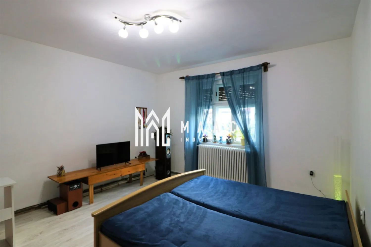 Casa 4 camere | Curte proprie | Pivnita | Zona Turnisor - MAAC Imobiliare vă propune spre vânzare o casă complet decomandată, situată în zona Turnișor, o proprietate ideală pentru familie, cu două corpuri de clădire și curte liberă generoasă, amplasată într-o zonă apreciată pentru accesibilitate și confort rezidențial.

Imobilul are o suprafață de 120 MPU și beneficiază de o curte liberă de aproximativ 160 MPU, fiind compartimentat astfel:

primul corp:
-parter înalt
-3 camere generoase
-hol
-baie
-cămară
-pod peste toată suprafața
-pivniță generoasă de 28 mp cu două încăperi

al doilea corp:
-bucătărie
-cameră
-pod peste toată suprafața

Casa este într-o stare foarte bună, complet renovată, cu structură solidă și ziduri groase din cărămidă. Mobilierul este în stare foarte bună, bine întreținut, iar încălzirea se realizează prin centrală termică pe gaz, asigurând confort termic pe tot parcursul anului.

Curtea este generoasă și permite parcarea a 3 mașini, fiind amenajată cu filigorie și loc de barbeque, precum și cu o mică piscină pentru relaxare, oferind un spațiu exterior ideal pentru petrecerea timpului liber.

Pentru mai multe informații și programarea unei vizionări, vă rugăm să menționați numărul CP1697008 la telefon.