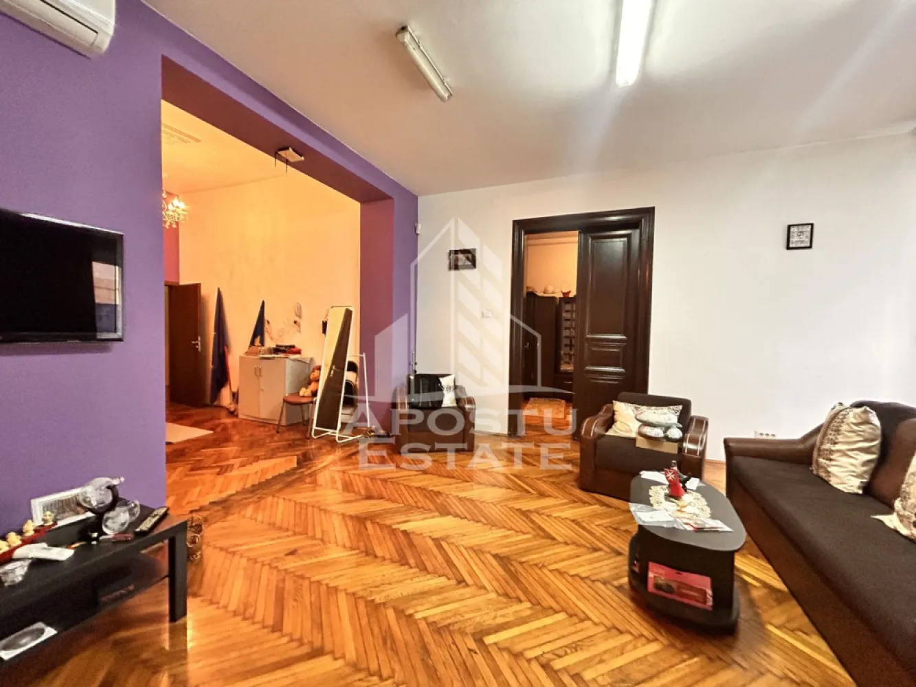 Apartament spațios 4 camere, 2 băi, parteer inalt în Piata Maria - Apartament elegant și spațios în inima Timișoarei Piata Maria 
Dacă îți dorești un apartament deosebit, situat într-o zonă cu farmec istoric, aproape de centrul Timișoarei și într-o comunitate prietenoasă, această proprietate este alegerea ideală.
Localizare premium
Apartamentul se află în cartierul Piața Maria , la doar câteva minute de Piața Victoriei. Accesul la transportul public este excelent, cu o stație de tramvai la doar 30 de metri, oferind conexiuni rapide către orice zonă a orașului. În apropiere se găsesc instituții de învățământ de prestigiu, precum Școala Generală nr. 22, Liceul Economic și Colegiul Bănățean.
Zona oferă multiple opțiuni pentru petrecerea timpului liber, cu restaurante și cafenele cunoscute, cum ar fi Casa del Sole, Home Made și La Bunica. De asemenea, parcurile Doja, Doina și Alpinet sunt la câțiva pași, oferind spații verzi pentru relaxare. Toate facilitățile necesare – magazine, bănci, farmacii, spitale și cabinete medicale – sunt la îndemână.
Caracteristici ale apartamentului
Apartamentul are o suprafață utilă de 120 mp și o compartimentare inteligentă, ideală atât pentru locuință, cât și pentru birou sau spațiu comercial.
4 camere spațioase și luminoase, cu ferestre mari orientate spre strada principală
Bucătărie mare, separată
2 băi (una principală și una de serviciu)
2 holuri generoase, care oferă un plus de spațiu și confort
Tavanele înalte de 3,2 metri oferă o senzație de spațiu aerisit, iar elementele arhitecturale originale, precum coloanele grecești și vitraliile, conferă un aer elegant și sofisticat. Pereții din cărămidă, cu o grosime de 80 cm, asigură o izolație termică și fonică excelentă.
Apartamentul beneficiază de acces la o curte comună generoasă, înscrisă în CF cu 90 mp, perfectă pentru relaxare sau activități în aer liber. De asemenea, dispune de o boxă mare la subsol, situată exact sub bucătărie, ideală pentru depozitare sau amenajare suplimentară.
A fost renovat complet acum 10 ani, folosindu-se materiale de calitate, iar toate instalațiile electrice și sanitare au fost înlocuite integral. Parchetul original din lemn masiv a fost recondiționat și se află într-o stare impecabilă. Ferestrele din lemn cu geam termopan păstrează farmecul arhitectural inițial, oferind în același timp confort modern. În băi și bucătărie s-au folosit gresie și faianță de calitate. Singura intervenție necesară este aplicarea unui strat nou de vopsea pentru reîmprospătare.
Avantaje competitive
Datorită poziției și compartimentării, apartamentul este ideal atât pentru rezidență, cât și pentru investiție, fiind ușor adaptabil pentru birouri, cabinete sau alte activități comerciale. Clădirea este locuită de o comunitate stabilă, cu doar șapte familii, iar cheltuielile de întreținere sunt reduse. Un avantaj important este locul de parcare situat chiar în fața apartamentului, sub geamurile locuinței.
Pentru mai multe detalii sau pentru programarea unei vizionări, nu ezitațati sa ne contactactati.