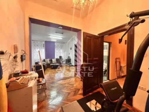 Apartament spațios 4 camere, 2 băi, parteer inalt în Piata Maria