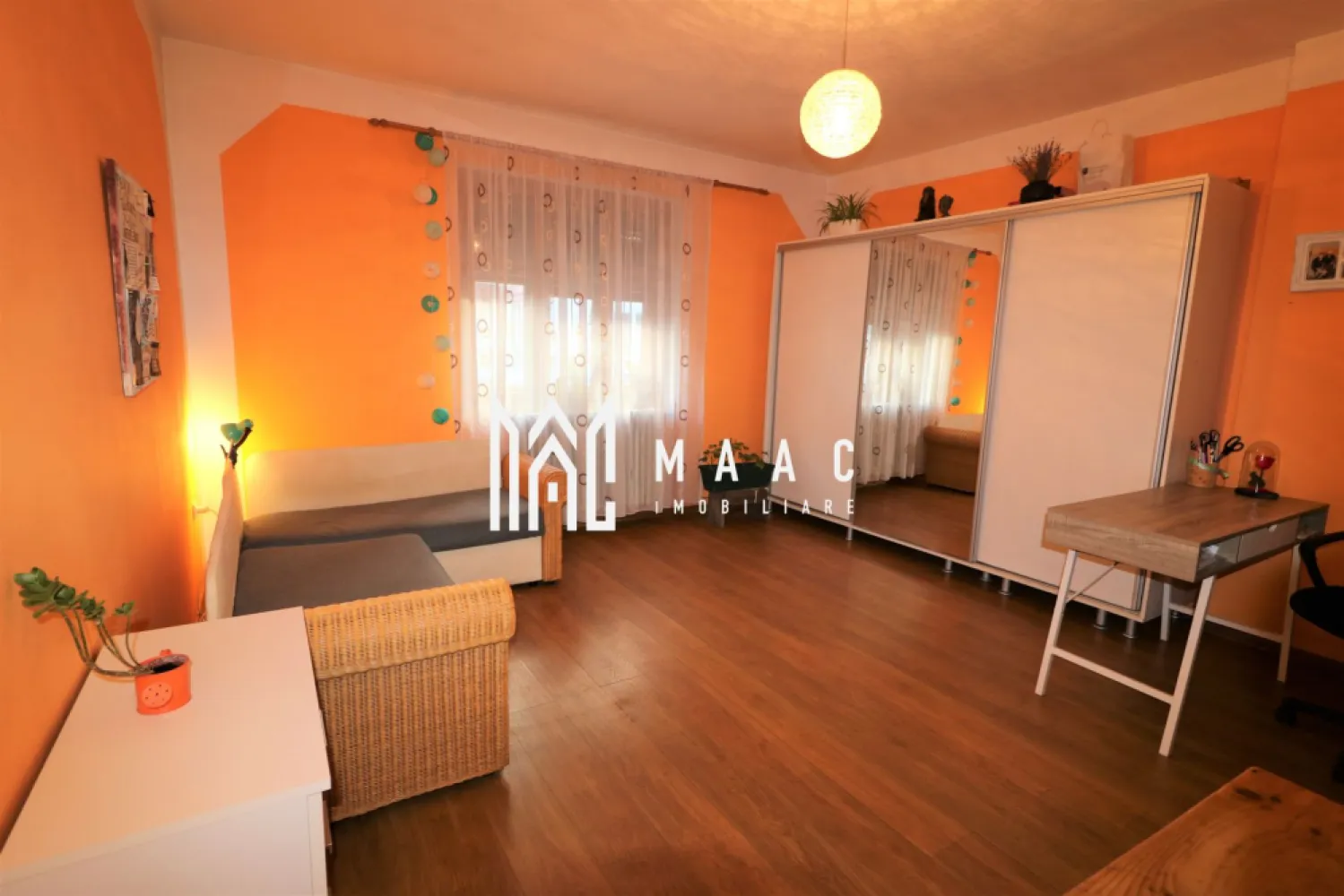 Casa 4 camere | Curte proprie | Pivnita | Zona Turnisor - MAAC Imobiliare vă propune spre vânzare o casă complet decomandată, situată în zona Turnișor, o proprietate ideală pentru familie, cu două corpuri de clădire și curte liberă generoasă, amplasată într-o zonă apreciată pentru accesibilitate și confort rezidențial.

Imobilul are o suprafață de 120 MPU și beneficiază de o curte liberă de aproximativ 160 MPU, fiind compartimentat astfel:

primul corp:
-parter înalt
-3 camere generoase
-hol
-baie
-cămară
-pod peste toată suprafața
-pivniță generoasă de 28 mp cu două încăperi

al doilea corp:
-bucătărie
-cameră
-pod peste toată suprafața

Casa este într-o stare foarte bună, complet renovată, cu structură solidă și ziduri groase din cărămidă. Mobilierul este în stare foarte bună, bine întreținut, iar încălzirea se realizează prin centrală termică pe gaz, asigurând confort termic pe tot parcursul anului.

Curtea este generoasă și permite parcarea a 3 mașini, fiind amenajată cu filigorie și loc de barbeque, precum și cu o mică piscină pentru relaxare, oferind un spațiu exterior ideal pentru petrecerea timpului liber.

Pentru mai multe informații și programarea unei vizionări, vă rugăm să menționați numărul CP1697008 la telefon.