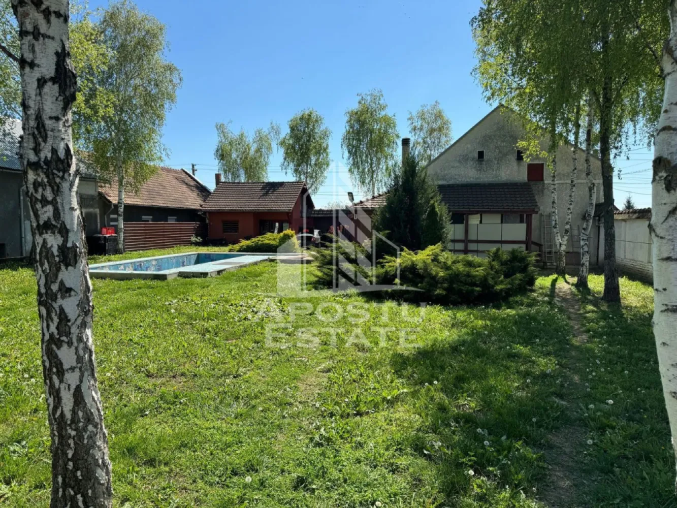 Casa de vanzare cu piscina si 5 camere in Dinias, Timis - Apostu Estate va propune spre vanzare o casa superba in localitatea Dinias, la 20 de km de Shopping City Timisoara. 
Gardul inalt de 3m in jurul proprietatii ofera sentimentul de intimitate, iar salcamii din curte si tuia maturi de 20 ani dau grandoare curtii.
Pentru confort maxim, imobilul beneciaza si de o piscina mare, aceasta necesitand reconditionare completa.
Imobilul este format din 2 constructii:
- Casa mare formata din 2 living-uri, 3 dormitoare, bucatarie si 2 bai cu o suprafata de 123.89 mp utili
- Bucatarie de vara formata din o camera, bucatarie si baie + pod locuibil cu o suprafata de 58.72 mp utili
Suprafata terenului este de-a dreptul generoasa - 1000 mp.
Confortul termic este asigurat de cetrala termica electrica cu incalzire prin calorifere, iar peretii grosi si izolatia asigura cheltuieli mici. 

Ar fi multe de spus despre aceasta proprietate, dar va invitam la o vizionare sa descoperiti toate avantajele pe care le ofera. 
ID intern: 2373208