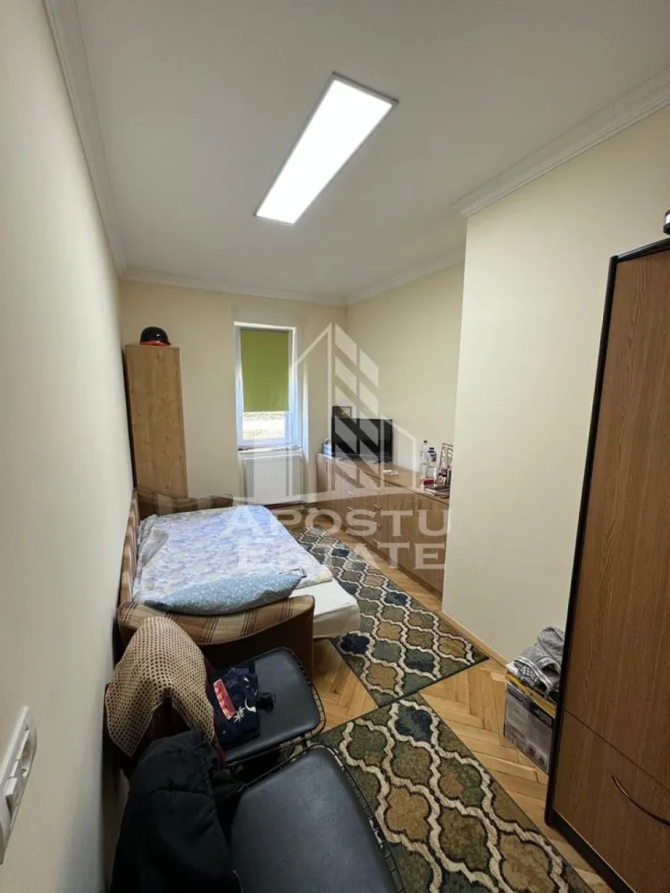 Casa de vanzare cu piscina si 5 camere in Dinias, Timis - Apostu Estate va propune spre vanzare o casa superba in localitatea Dinias, la 20 de km de Shopping City Timisoara. 
Gardul inalt de 3m in jurul proprietatii ofera sentimentul de intimitate, iar salcamii din curte si tuia maturi de 20 ani dau grandoare curtii.
Pentru confort maxim, imobilul beneciaza si de o piscina mare, aceasta necesitand reconditionare completa.
Imobilul este format din 2 constructii:
- Casa mare formata din 2 living-uri, 3 dormitoare, bucatarie si 2 bai cu o suprafata de 123.89 mp utili
- Bucatarie de vara formata din o camera, bucatarie si baie + pod locuibil cu o suprafata de 58.72 mp utili
Suprafata terenului este de-a dreptul generoasa - 1000 mp.
Confortul termic este asigurat de cetrala termica electrica cu incalzire prin calorifere, iar peretii grosi si izolatia asigura cheltuieli mici. 

Ar fi multe de spus despre aceasta proprietate, dar va invitam la o vizionare sa descoperiti toate avantajele pe care le ofera. 
ID intern: 2373208