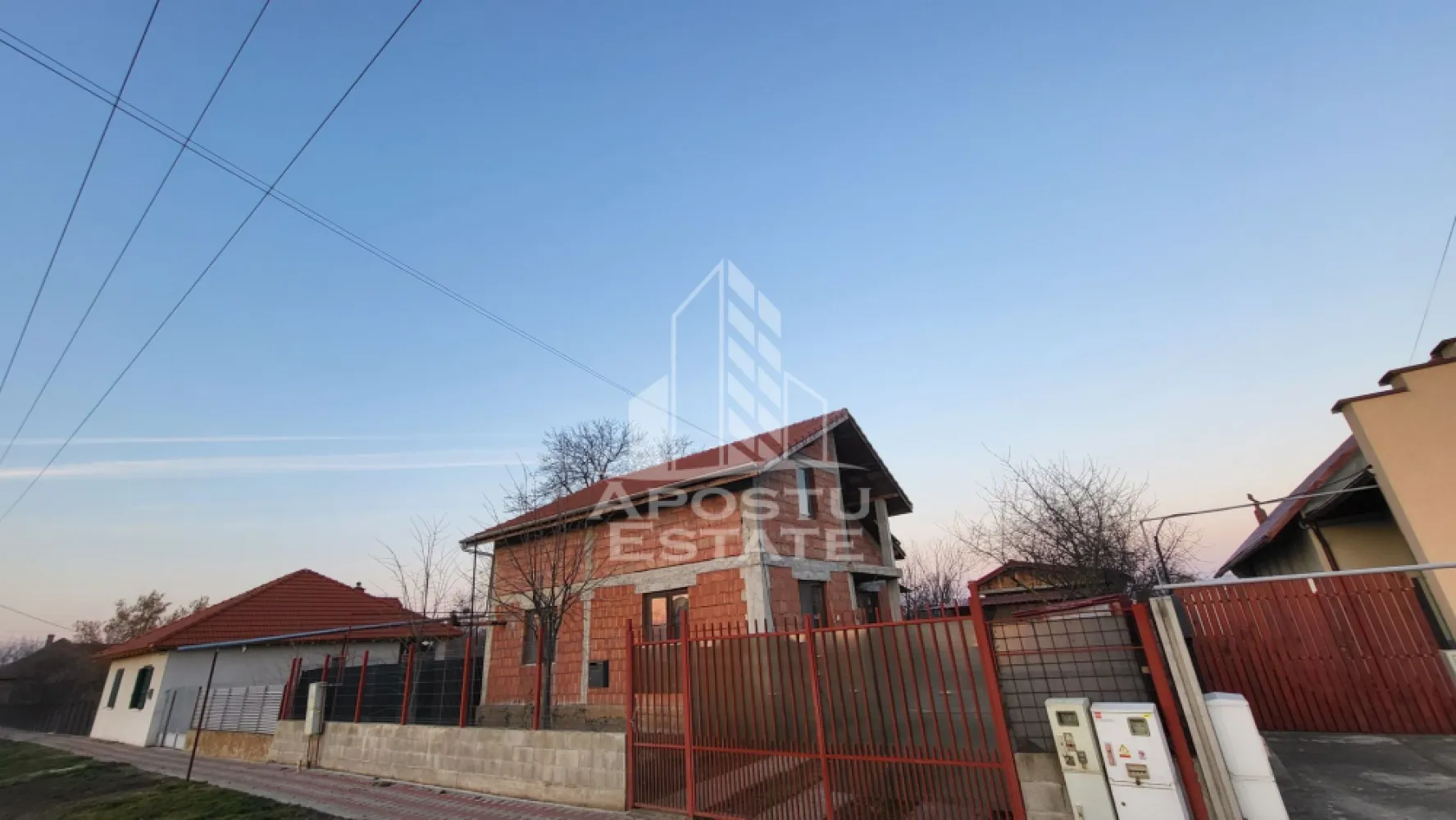 Casa individuala,190 mp utili,garaj si teren de 700 mp,Satchinez - Apostu Estate va propune spre vanzare o casa individuala cu 3 camere si posibilitate de mansardare,in Satchinez.
Construita pe structura P+M,proprietatea se desfasoara pe o suprafata utila de 190 mp si o suprafata teren de 700mp.
Compartimentare:
Parter:
-hol 
-3 camere
-baie
-bucatarie
Etaj
La etaj exista posibilitatea de a se compartimenta dupa cum se doreste.
Comfortul termic se realizeaza prin intermediul centralei pe gaz si al caloriferelor.
Proprietatea beneficiaza de un garaj cu acces auto interior si dispune de:
-toate utilitatile(curent trifazat,canalizare,apa,gaz)
-o statie de incarcare pt masini electrice
-o gradina generoasa cu solar
-spatii de depozitare
-gard de beton
Va oferim consultanta si solutii financiare prin colaboratorii nostrii!
Va asteptam cu drag la o vizionare!