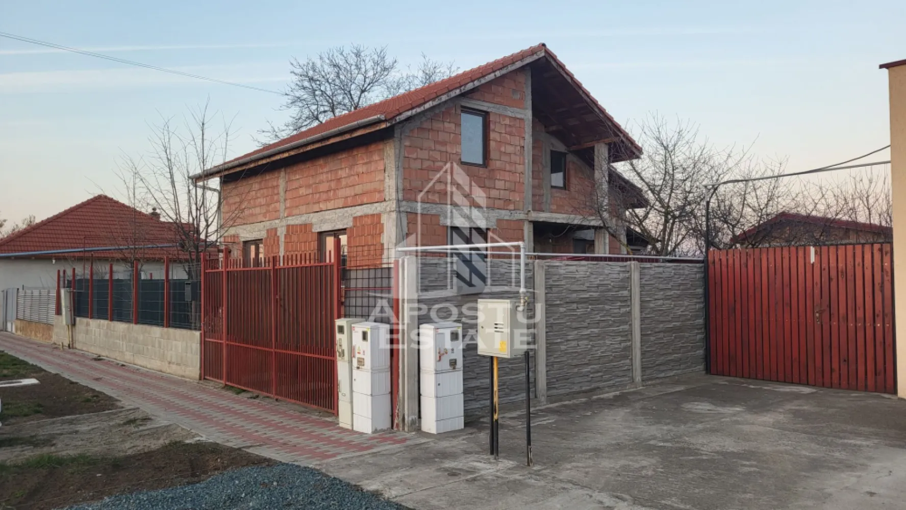 Casa individuala,190 mp utili,garaj si teren de 700 mp,Satchinez - Apostu Estate va propune spre vanzare o casa individuala cu 3 camere si posibilitate de mansardare,in Satchinez.
Construita pe structura P+M,proprietatea se desfasoara pe o suprafata utila de 190 mp si o suprafata teren de 700mp.
Compartimentare:
Parter:
-hol 
-3 camere
-baie
-bucatarie
Etaj
La etaj exista posibilitatea de a se compartimenta dupa cum se doreste.
Comfortul termic se realizeaza prin intermediul centralei pe gaz si al caloriferelor.
Proprietatea beneficiaza de un garaj cu acces auto interior si dispune de:
-toate utilitatile(curent trifazat,canalizare,apa,gaz)
-o statie de incarcare pt masini electrice
-o gradina generoasa cu solar
-spatii de depozitare
-gard de beton
Va oferim consultanta si solutii financiare prin colaboratorii nostrii!
Va asteptam cu drag la o vizionare!