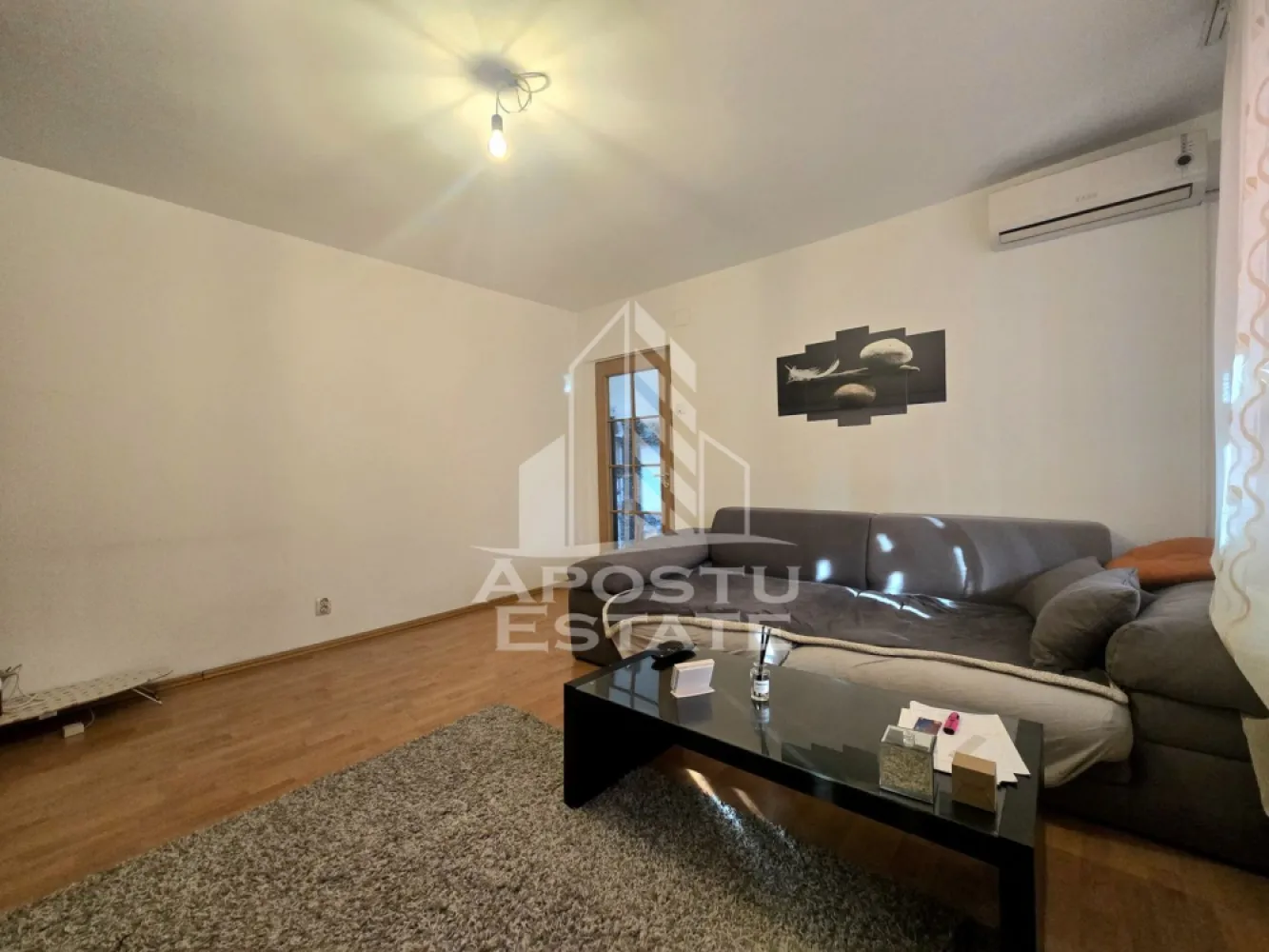 Apartament de vaznare 2 camere, etaj intermediar,Iulius Mall Timisoara - Agentia imobiliara Apostu Estate va ofera spre vanzare un apartament cu 2 camere, semidecomandat, situat in Timis, Timisoara, zona Lipovei, la doar cateva minute de mers pe jos fata de Iulius Mall. Zona buna, cu acces facil la numeroase puncte de interes si statii ale mijloacelor de transport in comun.

Apartamentul se afla la etaj intermediar, etajul 4/5 al unui imobil mansardat si izolat exterior.
Dispune de 54 mpu, plus un balcon inchis de aproximativa 4.5 mp, tip logie.

Este compartimentat astfel: 
-Bucatarie open space cu holul
-Living 
-Balcon
-Hol intermediar
-Baie cu geam pentru aerisire 
-Dormitor 

Beneficiaza de usa exterioara metalica, gresie, faianta, parchet, tamplarie PVC si geamuri termopan.
Confortul termic este realizat prin intermediul centralei proprii pe gaz.

Se vinde mobilat si utilat.
Agentia imobiliara Apostu Estate va ofera consultanta bancara gratuita prin intermediul colaboratorilor nostri pentru alegerea celui mai potrivit tip de credit, astfel incat tu sa devi noul proprietar al acestui apartament.
Va asteptam cu drag la o vizionare.
