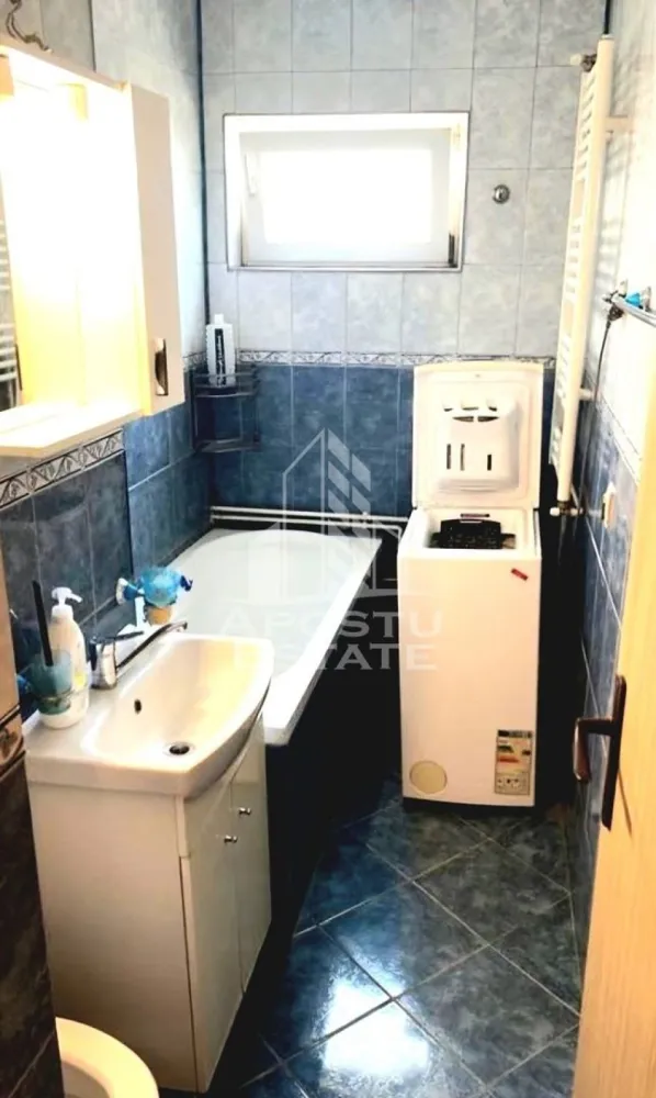 Apartament cu 2 camere ,centrala proprie,etaj intermediar, Soarelui - APOSTU ESTATE va propune spre vanzare un apartament cu 2 camere, centrala proprie, situat in zona Soarelui.
Apartamentul este situat la etajul 4 intr-un bloc cu 5 etaje, cu acoperis si are o suprafata de 42 mp.
Compartimentare:
- Hol de acces
- Bucatarie
- Living
- Dormitor cu balcon inchis
- Baie cu cada si geam
Confortul termic este realizat prin intermediul centralei proprii pe gaz.
Zona foarte linistita cu numeroase facilitati si puncte de interes precum: acces rapid si usor la mijloacele de transport in comun, magazin Profi si supermarket-uri in apropiere, farmacii, institutii de invatamant, restaurante, baruri, cafenele si multe altele.
Acceptam orice fel de credit bancar. Oferim consultanta si solutii financiare prin colaboratorii nostri.
Va asteptam cu drag la o vizionare chiar si astazi!
