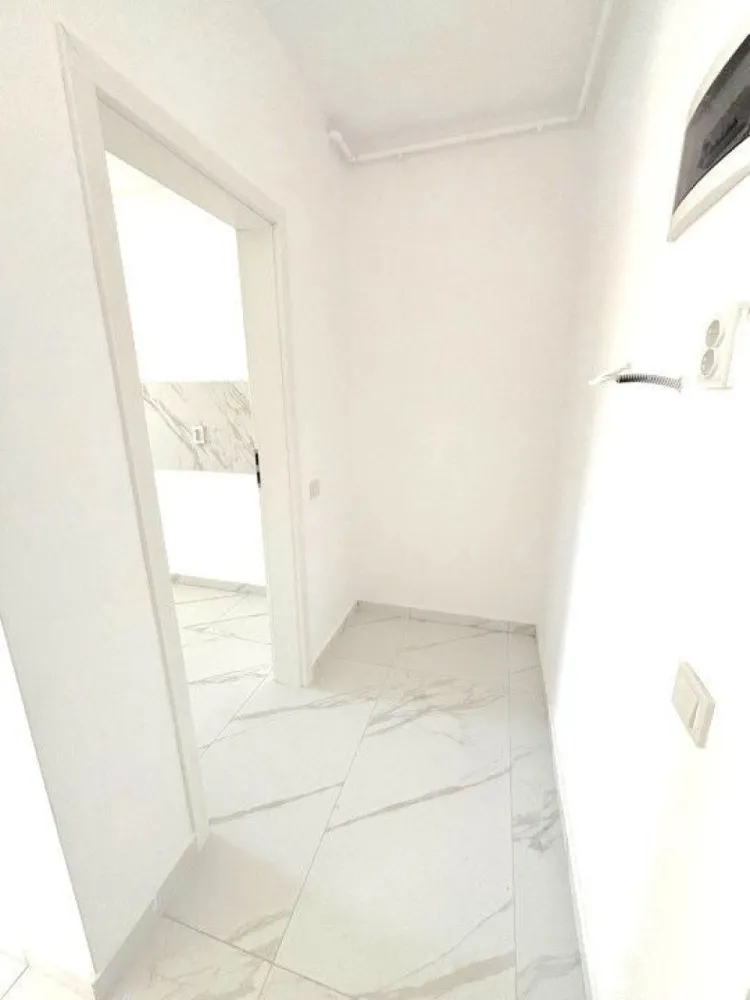 Garsoniera cartier Militari Residence - mutare imediata!! - Garsonieră decomandată de vânzare – Militari Residence | Etaj intermediar | Bloc cu lift

Vă propunem spre vânzare o garsonieră situată în Militari Residence, într-un imobil modern cu regim mic de înălțime (P+3), ideală atât pentru locuit, cât și pentru investiție.

Locuința este decomandată, oferind o compartimentare eficientă și un plus de confort. Este amplasată la un etaj intermediar, poziție ideală pentru un echilibru optim între accesibilitate și liniște.

Blocul este prevăzut cu lift, un avantaj important pentru acest tip de imobil, asigurând acces facil indiferent de etaj.

Caracteristici principale:

Compartimentare decomandată
Etaj intermediar
Bloc P+3 (regim mic de înălțime)
Lift în imobil
Zonă în plină dezvoltare, cu acces rapid către magazine, transport și facilități

Această proprietate reprezintă o alegere practică pentru cei care caută un spațiu bine organizat, într-o zonă accesibilă și în continuă dezvoltare.