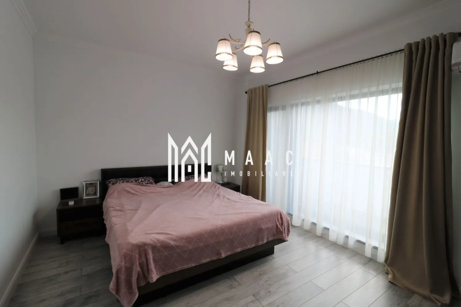 Casa tip duplex | 5 Camere | 2 Balcoane | Cisnadie - MAAC Imobiliare vă propune spre vânzare vilă tip duplex cu 5 camere, situată într-o zonă liniștită din localitatea Cisnădie, beneficiind de o vedere panoramică superbă și un cadru rezidențial ideal pentru familie.

Locuința este dispusă pe P+E și are o compartimentare practică, echilibrată, adaptată unui stil de viață modern:

parter:
-living open space cu bucătărie
-baie
-birou
-debara
-terasă

etaj:
-3 dormitoare
-baie
-dressing
-2 balcoane
-pod

Proprietatea dispune de un teren în suprafață de 315 mp, cu o curte liberă de aproximativ 200 mp, oferind spațiu suficient pentru amenajarea unei zone de relaxare, grădină sau loc de joacă. Configurația curții permite valorificarea eficientă a spațiului exterior, într-un ambient liniștit și aerisit.

Vila se va preda mobilată și utilată, fiind pregătită pentru mutare imediată, fără investiții suplimentare. Compartimentarea pe două niveluri, cele 5 camere și spațiile auxiliare asigură confort, funcționalitate și intimitate pentru întreaga familie.

Pentru mai multe detalii, vă rugăm să menționați numărul CP1696996 la telefon.