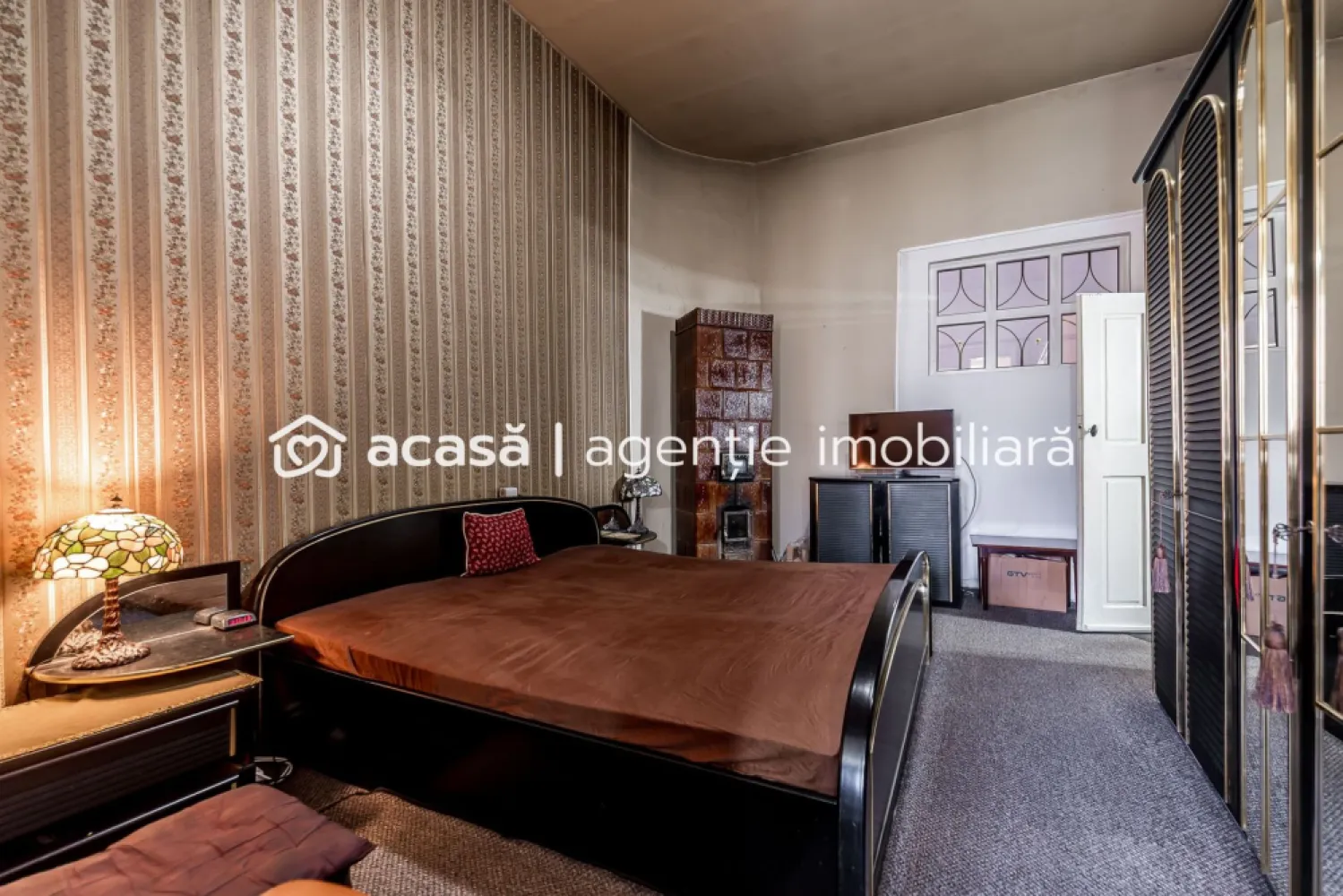 Locuință și Business pe Str. L. Blaga, Arad, Spațiu + Apartament - O proprietate rară în zona ultracentrală a Aradului, ideală pentru o familie tânără cu copil care își dorește să locuiască aproape de tot ce este important și, în același timp, să își dezvolte propriul business.

Imobilul este situat pe strada L. Blaga, chiar vis-a-vis de Liceul Agricol, la doar 2 minute de Bulevardul Revoluției și de Teatrul Clasic Ioan Slavici, una dintre cele mai active și accesibile zone din oraș.

Proprietatea este compusă din:

Spațiu comercial la parter, cu intrare directă din stradă, perfect pentru activități comerciale sau servicii, plus un mic apartament cu o camnera, bucatarie si baie cu intrare din curte.
Apartament la mansardă cu 2 dormitoare, ideal pentru locuit

În total 5 camere, cu posibilitatea de organizare flexibilă.

✔ Localizare ultracentrală, într-o zonă cu trafic pietonal și acces rapid către toate punctele importante din oraș
✔ Flexibilitate în utilizare, poate fi folosită integral ca apartament sau separat: locuință + business
✔ Intrare din stradă pentru spațiul comercial, ideal pentru vizibilitate și acces clienți

Ideal pentru activități precum:
salon de înfrumusețare
cabinet medical sau de nutriție
birou sau cabinet profesional
alte activități de servicii cu public

Această proprietate îți permite să locuiești și să îți dezvolți afacerea în același loc, economisind timp și costuri și profitând de una dintre cele mai bune zone din Arad.

Comision 0% pentru cumpărător.

Pentru detalii și programarea unei vizionări:
Andrei Caracioni – 
0757662907

Cod proprietate: CP2958623
