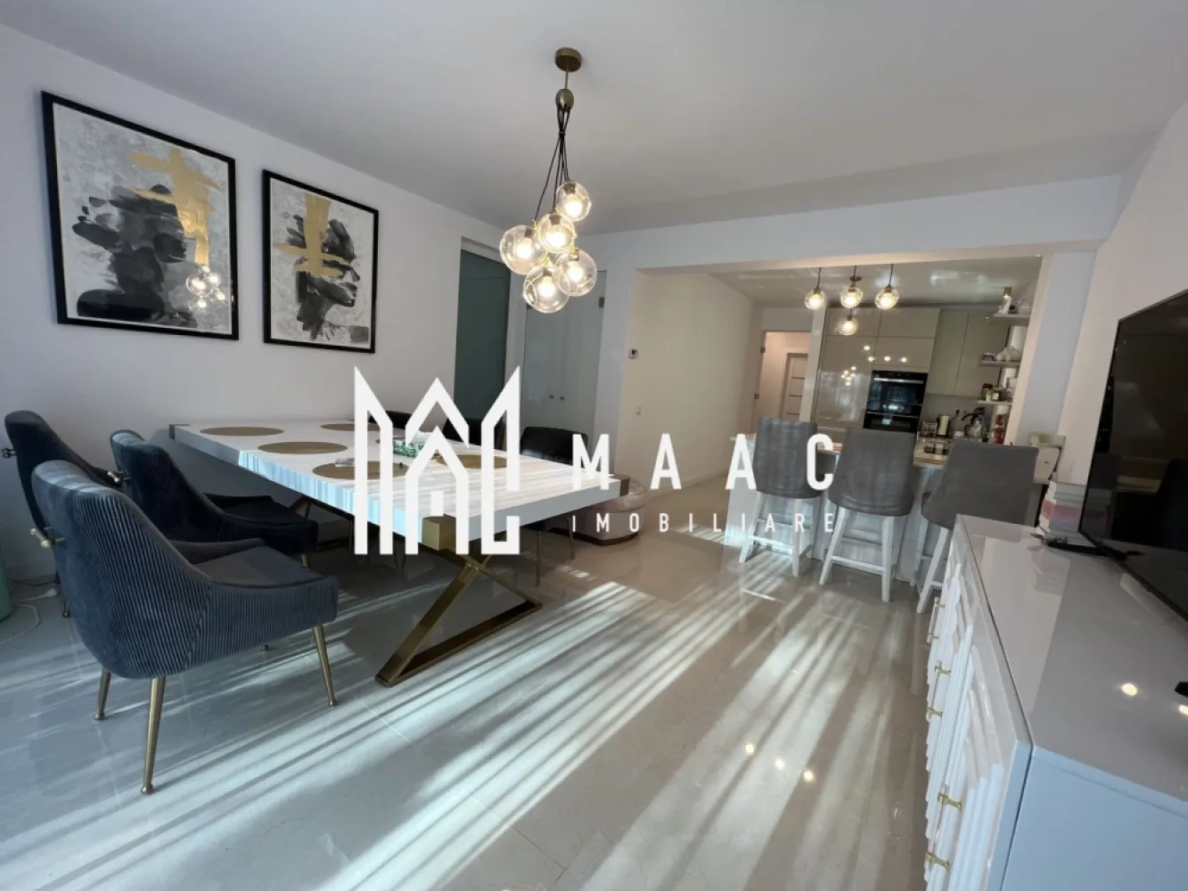 Casa 6 camere I Terasa I Calea Dumbravii- Sub Arini - MAAC Imobiliare vă propune spre vânzare o casă situată în apropierea Parcului Sub Arini, într-o zonă liniștită și selectă din Sibiu, apreciată pentru accesul rapid către zone verzi și pentru mediul rezidențial plăcut.

Imobilul are o suprafață utilă de 160 mp și este compartimentat pe mai multe niveluri, oferind spații generoase și bine organizate. Datorită celor două căi de acces, proprietatea permite amenajarea ca locuință pentru două familii sau utilizarea în mod flexibil a spațiului.

Compartimentarea locuinței este realizată astfel:

Parter:
-living cu bucătărie open space
-dormitor
-hol de acces
-baie cu geam

Etajul 1:
-2 dormitoare, fiecare cu balcon
-spațiu pentru birou sau loc de joacă pentru copii
-2 băi cu geam
-hol de acces
-a doua intrare

Etajul 2:
-living open space
-2 terase de aproximativ 20 mp fiecare
-baie cu vană

Etajul 3:
-spațiu de relaxare open space
-baie cu vană
-balcon

Imobilul se vinde la cheie, complet mobilat și utilat, fiind pregătit pentru mutare.

În fața și în spatele proprietății sunt amenajate zone verzi, iar designul exterior modern completează aspectul acestei locuințe. Amplasarea într-o zonă liniștită, în apropierea Parcului Sub Arini, oferă un cadru plăcut pentru locuire.

Pentru mai multe detalii, vă rugăm să menționați telefonic că ați văzut anunțul cu CP1610779.