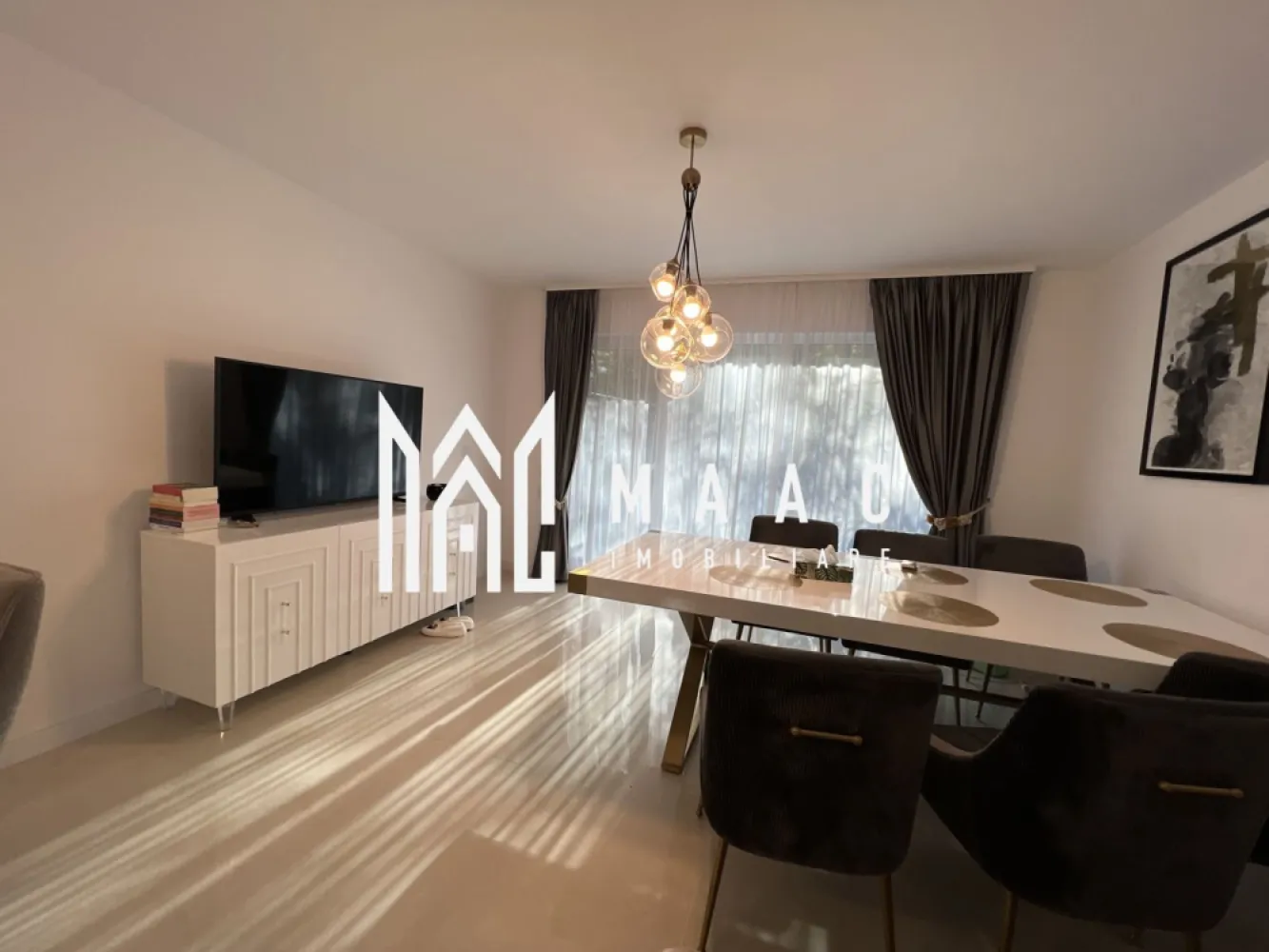 Casa 6 camere I Terasa I Calea Dumbravii- Sub Arini - MAAC Imobiliare vă propune spre vânzare o casă situată în apropierea Parcului Sub Arini, într-o zonă liniștită și selectă din Sibiu, apreciată pentru accesul rapid către zone verzi și pentru mediul rezidențial plăcut.

Imobilul are o suprafață utilă de 160 mp și este compartimentat pe mai multe niveluri, oferind spații generoase și bine organizate. Datorită celor două căi de acces, proprietatea permite amenajarea ca locuință pentru două familii sau utilizarea în mod flexibil a spațiului.

Compartimentarea locuinței este realizată astfel:

Parter:
-living cu bucătărie open space
-dormitor
-hol de acces
-baie cu geam

Etajul 1:
-2 dormitoare, fiecare cu balcon
-spațiu pentru birou sau loc de joacă pentru copii
-2 băi cu geam
-hol de acces
-a doua intrare

Etajul 2:
-living open space
-2 terase de aproximativ 20 mp fiecare
-baie cu vană

Etajul 3:
-spațiu de relaxare open space
-baie cu vană
-balcon

Imobilul se vinde la cheie, complet mobilat și utilat, fiind pregătit pentru mutare.

În fața și în spatele proprietății sunt amenajate zone verzi, iar designul exterior modern completează aspectul acestei locuințe. Amplasarea într-o zonă liniștită, în apropierea Parcului Sub Arini, oferă un cadru plăcut pentru locuire.

Pentru mai multe detalii, vă rugăm să menționați telefonic că ați văzut anunțul cu CP1610779.
