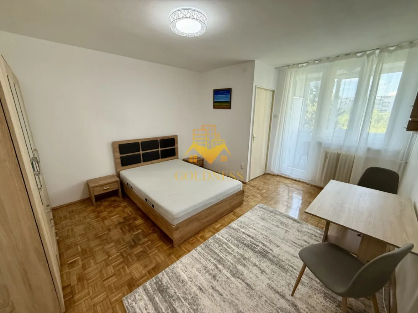 o camera, balcon, Gheorgheni, Detunata, Iulius Mall, FSEGA - GOLDNESS Imobiliare vă propune spre închiriere o garsoniera modernă, complet mobilată și utilată, la etajul 5 într-un imobil de 10 etaje, în Cartierul Gheorgheni, cu posibilitate de parcare în zona, la liber!

Se află în apropierea stațiilor de transport în comun, magazine, restaurante, spații verzi, farmacii, etc.

Garsoniera este compartimentata astfel:
- dormitor cu pat matrimonial, dressing, noptiere
- bucatarie decomandata complet utilată, și mobilată, cu loc de servit masa
- baie cu cada, calorifer port prosop și dulap pentru depozitare.
- balcon inchis de 3
Imobilul este dotat cu toate cele necesare-mașină de spălat haine, frigider, aragaz, etc.

Dacă sunteți interesați de acest apartament și doriți să îl vizionați, dar și pentru alte oferte nu ezitați să ne contactați telefonic sau prin e-mail. Vă stăm la dispoziție!

Pentru intermediere se percepe un comision de 50% din prețul chiriei!