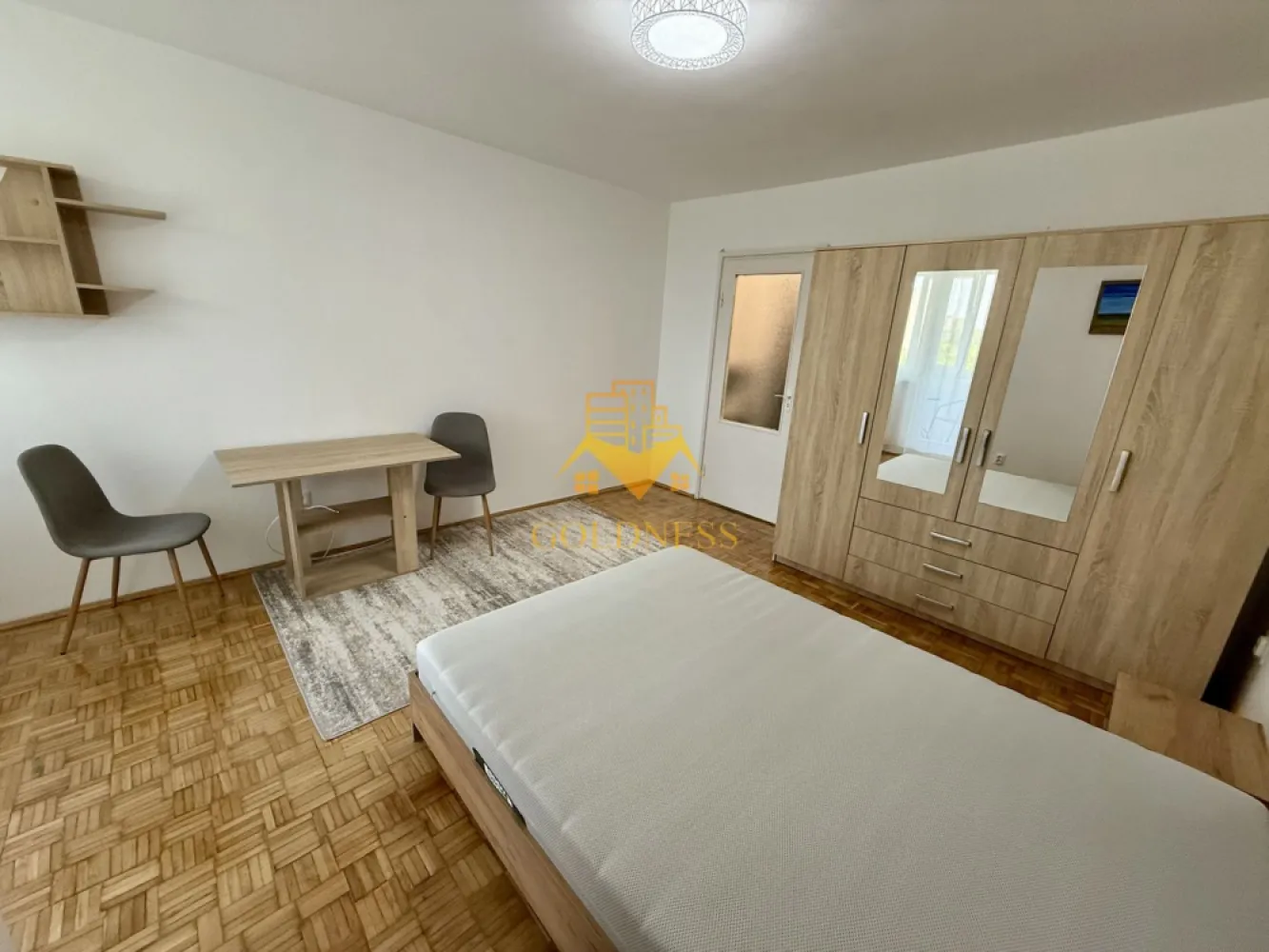 o camera, balcon, Gheorgheni, Detunata, Iulius Mall, FSEGA - GOLDNESS Imobiliare vă propune spre închiriere o garsoniera modernă, complet mobilată și utilată, la etajul 5 într-un imobil de 10 etaje, în Cartierul Gheorgheni, cu posibilitate de parcare în zona, la liber!

Se află în apropierea stațiilor de transport în comun, magazine, restaurante, spații verzi, farmacii, etc.

Garsoniera este compartimentata astfel:
- dormitor cu pat matrimonial, dressing, noptiere
- bucatarie decomandata complet utilată, și mobilată, cu loc de servit masa
- baie cu cada, calorifer port prosop și dulap pentru depozitare.
- balcon inchis de 3
Imobilul este dotat cu toate cele necesare-mașină de spălat haine, frigider, aragaz, etc.

Dacă sunteți interesați de acest apartament și doriți să îl vizionați, dar și pentru alte oferte nu ezitați să ne contactați telefonic sau prin e-mail. Vă stăm la dispoziție!

Pentru intermediere se percepe un comision de 50% din prețul chiriei!