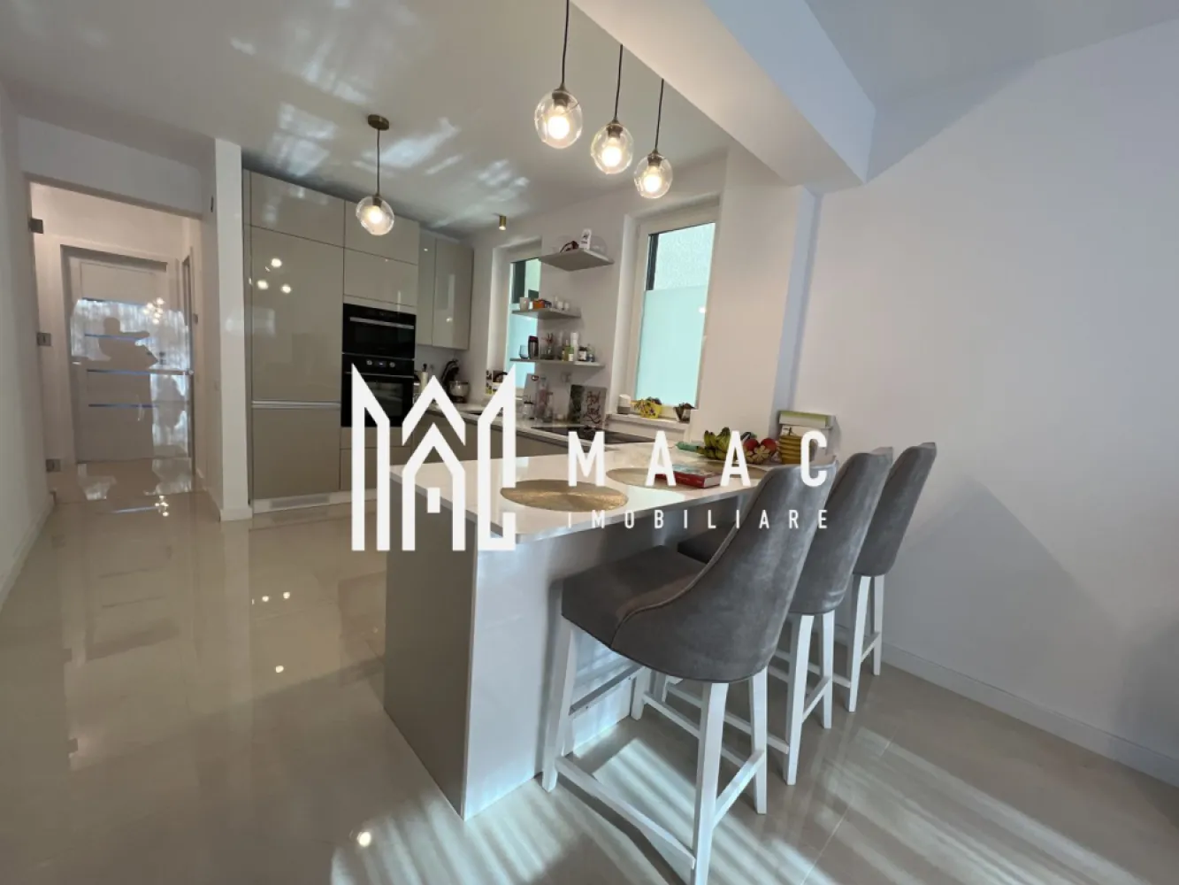 Casa 6 camere I Terasa I Calea Dumbravii- Sub Arini - MAAC Imobiliare vă propune spre vânzare o casă situată în apropierea Parcului Sub Arini, într-o zonă liniștită și selectă din Sibiu, apreciată pentru accesul rapid către zone verzi și pentru mediul rezidențial plăcut.

Imobilul are o suprafață utilă de 160 mp și este compartimentat pe mai multe niveluri, oferind spații generoase și bine organizate. Datorită celor două căi de acces, proprietatea permite amenajarea ca locuință pentru două familii sau utilizarea în mod flexibil a spațiului.

Compartimentarea locuinței este realizată astfel:

Parter:
-living cu bucătărie open space
-dormitor
-hol de acces
-baie cu geam

Etajul 1:
-2 dormitoare, fiecare cu balcon
-spațiu pentru birou sau loc de joacă pentru copii
-2 băi cu geam
-hol de acces
-a doua intrare

Etajul 2:
-living open space
-2 terase de aproximativ 20 mp fiecare
-baie cu vană

Etajul 3:
-spațiu de relaxare open space
-baie cu vană
-balcon

Imobilul se vinde la cheie, complet mobilat și utilat, fiind pregătit pentru mutare.

În fața și în spatele proprietății sunt amenajate zone verzi, iar designul exterior modern completează aspectul acestei locuințe. Amplasarea într-o zonă liniștită, în apropierea Parcului Sub Arini, oferă un cadru plăcut pentru locuire.

Pentru mai multe detalii, vă rugăm să menționați telefonic că ați văzut anunțul cu CP1610779.