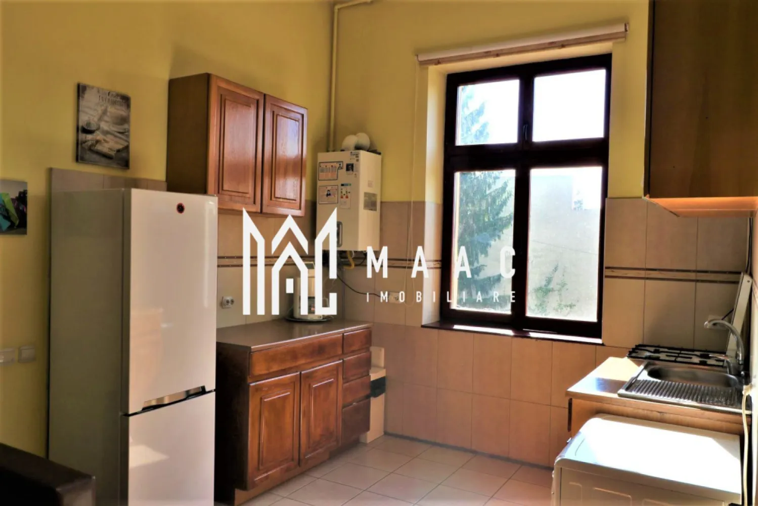 Apartament 2 camere | 82 mp utili | pietonala N. Balcescu - MAAC Imobiliare vă propune spre vânzare un apartament la casă, cu o suprafață utilă de 82 mp, situat în zona centrală, în apropierea restaurantelor, parcurilor, școlilor și mijloacelor de transport, ideal atât pentru locuință proprie, cât și pentru regim hotelier.

Proprietatea beneficiază de loc de parcare privat și pivniță, oferind confort și spațiu suplimentar de depozitare, elemente importante pentru o proprietate situată în centru.

Compartimentare:
-1 dormitor
-1 living
-1 bucătărie
-1 baie cu geam
-Pivniță de 12 mp
-Loc de parcare privat

Amplasarea centrală asigură acces facil către toate punctele de interes, ceea ce conferă proprietății un potențial ridicat atât pentru locuire, cât și pentru investiție în închiriere în regim hotelier.

Pentru mai multe detalii și programarea unei vizionări, vă rugăm să menționați la telefon numărul CP1662781.