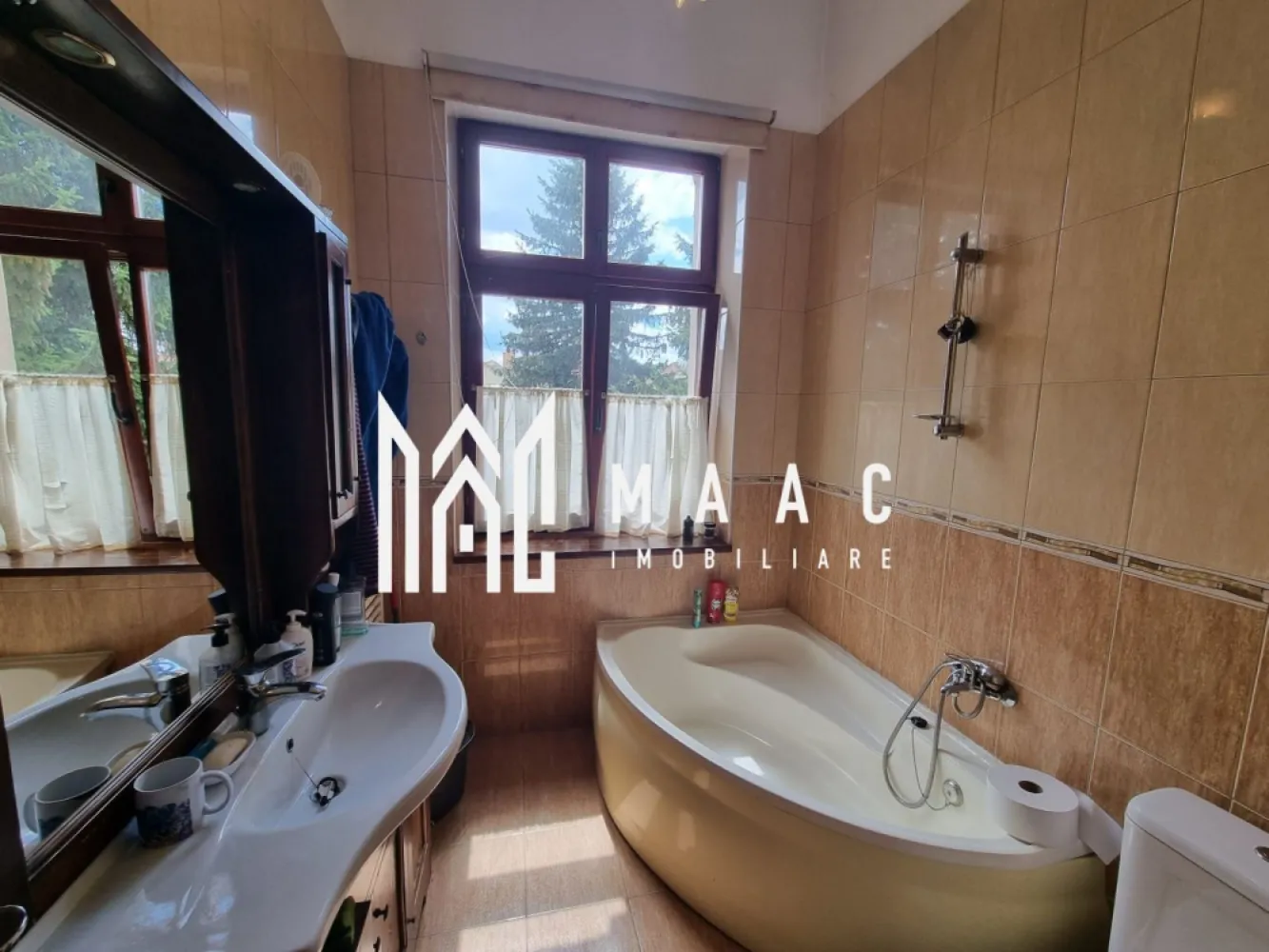 Apartament 2 camere | 82 mp utili | pietonala N. Balcescu - MAAC Imobiliare vă propune spre vânzare un apartament la casă, cu o suprafață utilă de 82 mp, situat în zona centrală, în apropierea restaurantelor, parcurilor, școlilor și mijloacelor de transport, ideal atât pentru locuință proprie, cât și pentru regim hotelier.

Proprietatea beneficiază de loc de parcare privat și pivniță, oferind confort și spațiu suplimentar de depozitare, elemente importante pentru o proprietate situată în centru.

Compartimentare:
-1 dormitor
-1 living
-1 bucătărie
-1 baie cu geam
-Pivniță de 12 mp
-Loc de parcare privat

Amplasarea centrală asigură acces facil către toate punctele de interes, ceea ce conferă proprietății un potențial ridicat atât pentru locuire, cât și pentru investiție în închiriere în regim hotelier.

Pentru mai multe detalii și programarea unei vizionări, vă rugăm să menționați la telefon numărul CP1662781.