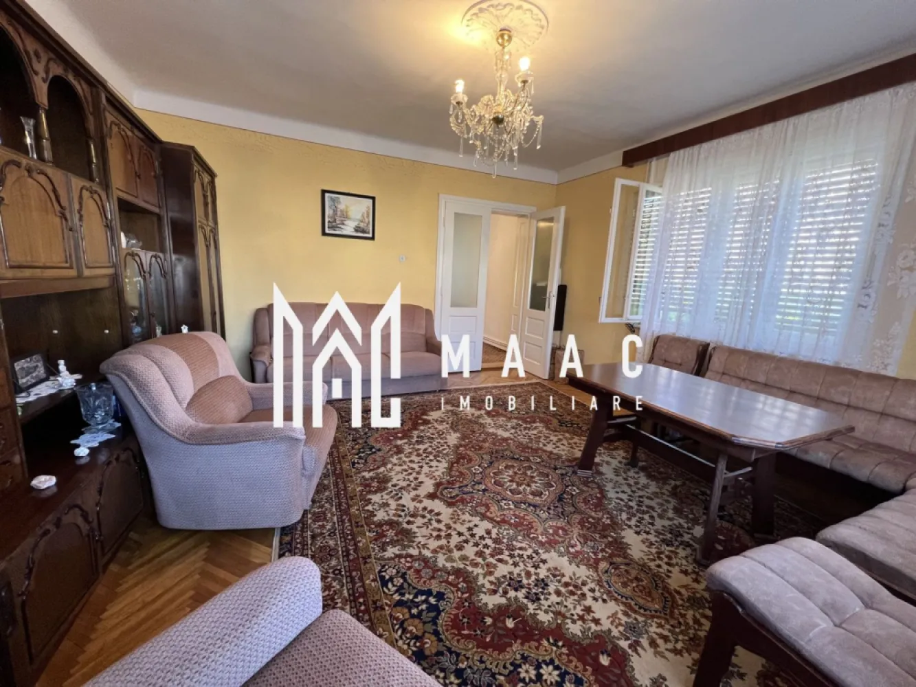 Casa tip duplex I 4 camere I Garaj I Zona Calea Poplacii - MAAC Imobiliare vă propune spre vânzare o casă situată în zona Calea Poplăcii din Sibiu, amplasată într-o zonă liniștită, formată în principal din locuințe, cu acces facil către magazine alimentare și stații de transport în comun.

Proprietatea este construită pe un teren de 459 mp și dispune de o compartimentare practică, fiind organizată pe două niveluri: demisol și parter.

Compartimentarea imobilului este următoarea:

Demisol:
-bucătărie
-baie
-2 spații de depozitare
-hol
-garaj
-magazie

Parter:
-living
-2 dormitoare
-baie
-hol
-antreu

În curtea proprietății se regăsesc mai multe anexe și spații de depozitare, utile pentru diverse activități gospodărești.

Casa dispune de garaj subteran cu acces direct din stradă, iar curtea este pavată și dispusă lateral. Sistemul de încălzire este asigurat de două centrale, una pe gaz și una pe lemne.

Locuința este o construcție solidă, realizată în anii ’70, oferind o bază bună pentru locuire sau modernizare, în funcție de preferințele viitorului proprietar.

Pentru mai multe detalii, vă rugăm să menționați telefonic că ați văzut anunțul cu CP1579379.
