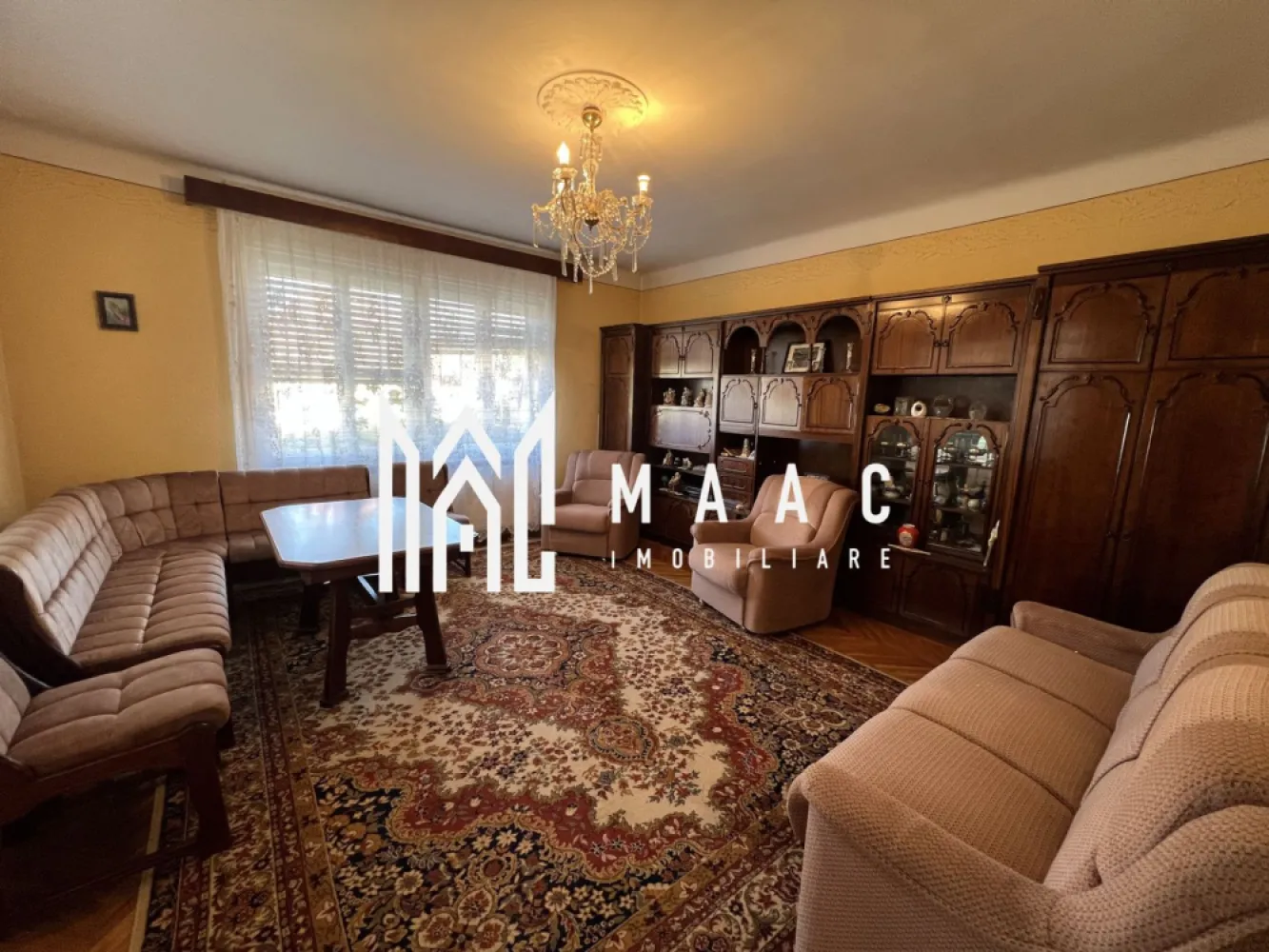 Casa tip duplex I 4 camere I Garaj I Zona Calea Poplacii - MAAC Imobiliare vă propune spre vânzare o casă situată în zona Calea Poplăcii din Sibiu, amplasată într-o zonă liniștită, formată în principal din locuințe, cu acces facil către magazine alimentare și stații de transport în comun.

Proprietatea este construită pe un teren de 459 mp și dispune de o compartimentare practică, fiind organizată pe două niveluri: demisol și parter.

Compartimentarea imobilului este următoarea:

Demisol:
-bucătărie
-baie
-2 spații de depozitare
-hol
-garaj
-magazie

Parter:
-living
-2 dormitoare
-baie
-hol
-antreu

În curtea proprietății se regăsesc mai multe anexe și spații de depozitare, utile pentru diverse activități gospodărești.

Casa dispune de garaj subteran cu acces direct din stradă, iar curtea este pavată și dispusă lateral. Sistemul de încălzire este asigurat de două centrale, una pe gaz și una pe lemne.

Locuința este o construcție solidă, realizată în anii ’70, oferind o bază bună pentru locuire sau modernizare, în funcție de preferințele viitorului proprietar.

Pentru mai multe detalii, vă rugăm să menționați telefonic că ați văzut anunțul cu CP1579379.