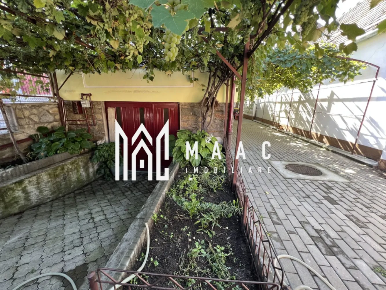 Casa tip duplex I 4 camere I Garaj I Zona Calea Poplacii - MAAC Imobiliare vă propune spre vânzare o casă situată în zona Calea Poplăcii din Sibiu, amplasată într-o zonă liniștită, formată în principal din locuințe, cu acces facil către magazine alimentare și stații de transport în comun.

Proprietatea este construită pe un teren de 459 mp și dispune de o compartimentare practică, fiind organizată pe două niveluri: demisol și parter.

Compartimentarea imobilului este următoarea:

Demisol:
-bucătărie
-baie
-2 spații de depozitare
-hol
-garaj
-magazie

Parter:
-living
-2 dormitoare
-baie
-hol
-antreu

În curtea proprietății se regăsesc mai multe anexe și spații de depozitare, utile pentru diverse activități gospodărești.

Casa dispune de garaj subteran cu acces direct din stradă, iar curtea este pavată și dispusă lateral. Sistemul de încălzire este asigurat de două centrale, una pe gaz și una pe lemne.

Locuința este o construcție solidă, realizată în anii ’70, oferind o bază bună pentru locuire sau modernizare, în funcție de preferințele viitorului proprietar.

Pentru mai multe detalii, vă rugăm să menționați telefonic că ați văzut anunțul cu CP1579379.