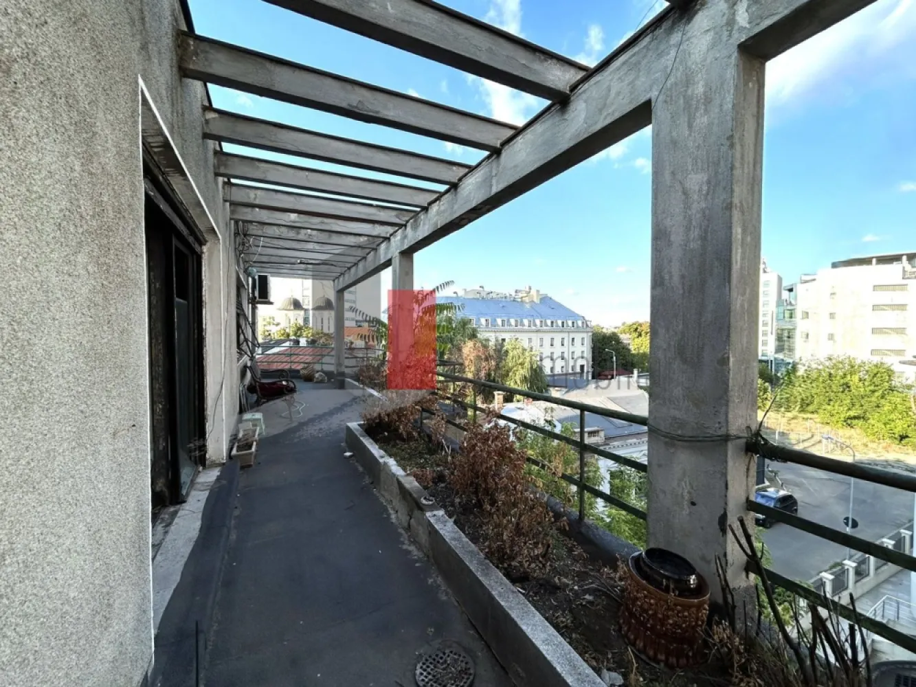 Pret Nou! Apartament unicat cu terasa 50mp | Ultracentral-cartierul Evreiesc - Va prezentam spre achizitie, un apartament exceptional prin pozitie si impartire, ce necesita renovare pentru a fi adus la standardele moderne, cu un potential imens in a deveni un apartament de lux, pretabil rezidentei dar si unei afaceri ce necesita birou central
Apartamentul se afla la etajul 3 din 3, singurul apartament pe palier, intr-un bloc boutique, construit in anul 1937, sub proiectul celebrului arhitect Marcel Iancu, „autorul moral al modernismului în Romania” dupa cum l-a denumit scriitorul avangardist Jacques (Goldschlager) Costin. 
Marcel Iancu semneaza primele cladiri moderniste din Bucuresti, imobile care au devenit, in timp, repere arhitecturale si expresii emblematice ale unei epoci de avangarda. Puternic influentat de curente precum cubismul, constructivismul si de viziunea nonconformista a lui Le Corbusier, Iancu s-a aflat intr-o permanenta explorare a unui nou limbaj arhitectural, unul in care confortul nu mai era un apanaj al ostentatiei, ci un rezultat firesc al functionalitatii. Intr-un peisaj dominat de stiluri istoriste, el aduce o ruptura eleganta, renunta la ornament, privilegiaza forma pura, geometria clara, materialele moderne. Liniile sale drepte, fațadele curate, utilizarea sticlei si a fierului forjat dezgolit de decorativism transforma cladirile in manifeste arhitecturale.

Marcel Iancu a reusit sa creeze poate cel mai echilibrat spatiu rezidential urban: generos, luminos, aerisit, conturat de linii curbe recognoscibile, incalzit subtil de texturile lemnului si de fluiditatea trecerilor culisante intre camere.

Apartamentul necesita renovare completa, este semidecomandat si are 3 camere, bucatarie inchisa, multiple spatii de depozitare inclusiv boxa la subsol si debarale pe nivel in proprietate, 1 baie completa cu aerisire, 1 grup sanitar pe scara secundara in proprietate, 1 balcon deschis, cu iesire din bucatarie si 1 terasa impresionanta de 50 mp cu iesire din living si cu vedere panoramica. 
Cu o renovare si amenajare, spatiul se poate transforma intr-un apartament de lux, cu terasa ce ofera zone si de relaxare dar si de dining, cu zona de dormit ce poate fi separata, impreuna cu baie proprie si dressing incapator si deasemenea cu toaleta de serviciu pt oaspeti. 

Zona este una ultracentrala, in inima cartierului evreiesc si la cca 600 de metri (10 minute de mers pe jos) de Piata Unirii si statia de metrou Unirii. Totodata pozitionarea pe stradutele cartierului evreiesc, ofera intimitate si liniste. 
Cartierul Evreiesc din Bucuresti este mai mult decat o simpla zona urbana, este o tesatura complexa de memorie, cultura si arhitectura, care reflecta contributia esentiala a comunitatii evreiesti la identitatea capitalei. 
Cartierul Evreiesc ramane un spatiu de reflectie si redescoperire, in care farmecul Bucureștiului de altadata inca pulseaza discret dar ferm. 
Apartamentul este disponibil imediat, actele sunt pregatite pentru vanzare, pretul este negociabil, comision 0.
