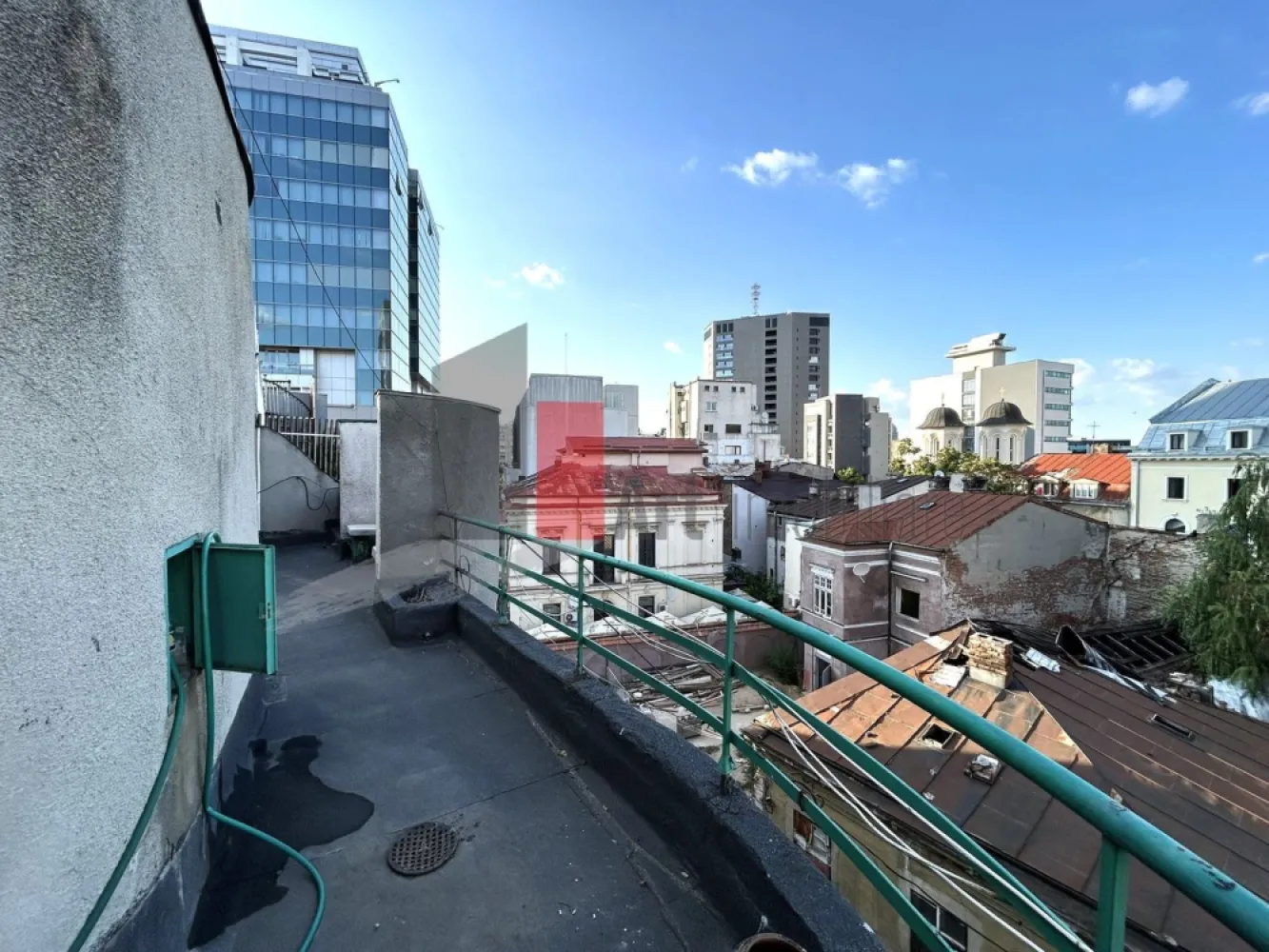 Pret Nou! Apartament unicat cu terasa 50mp | Ultracentral-cartierul Evreiesc - Va prezentam spre achizitie, un apartament exceptional prin pozitie si impartire, ce necesita renovare pentru a fi adus la standardele moderne, cu un potential imens in a deveni un apartament de lux, pretabil rezidentei dar si unei afaceri ce necesita birou central
Apartamentul se afla la etajul 3 din 3, singurul apartament pe palier, intr-un bloc boutique, construit in anul 1937, sub proiectul celebrului arhitect Marcel Iancu, „autorul moral al modernismului în Romania” dupa cum l-a denumit scriitorul avangardist Jacques (Goldschlager) Costin. 
Marcel Iancu semneaza primele cladiri moderniste din Bucuresti, imobile care au devenit, in timp, repere arhitecturale si expresii emblematice ale unei epoci de avangarda. Puternic influentat de curente precum cubismul, constructivismul si de viziunea nonconformista a lui Le Corbusier, Iancu s-a aflat intr-o permanenta explorare a unui nou limbaj arhitectural, unul in care confortul nu mai era un apanaj al ostentatiei, ci un rezultat firesc al functionalitatii. Intr-un peisaj dominat de stiluri istoriste, el aduce o ruptura eleganta, renunta la ornament, privilegiaza forma pura, geometria clara, materialele moderne. Liniile sale drepte, fațadele curate, utilizarea sticlei si a fierului forjat dezgolit de decorativism transforma cladirile in manifeste arhitecturale.

Marcel Iancu a reusit sa creeze poate cel mai echilibrat spatiu rezidential urban: generos, luminos, aerisit, conturat de linii curbe recognoscibile, incalzit subtil de texturile lemnului si de fluiditatea trecerilor culisante intre camere.

Apartamentul necesita renovare completa, este semidecomandat si are 3 camere, bucatarie inchisa, multiple spatii de depozitare inclusiv boxa la subsol si debarale pe nivel in proprietate, 1 baie completa cu aerisire, 1 grup sanitar pe scara secundara in proprietate, 1 balcon deschis, cu iesire din bucatarie si 1 terasa impresionanta de 50 mp cu iesire din living si cu vedere panoramica. 
Cu o renovare si amenajare, spatiul se poate transforma intr-un apartament de lux, cu terasa ce ofera zone si de relaxare dar si de dining, cu zona de dormit ce poate fi separata, impreuna cu baie proprie si dressing incapator si deasemenea cu toaleta de serviciu pt oaspeti. 

Zona este una ultracentrala, in inima cartierului evreiesc si la cca 600 de metri (10 minute de mers pe jos) de Piata Unirii si statia de metrou Unirii. Totodata pozitionarea pe stradutele cartierului evreiesc, ofera intimitate si liniste. 
Cartierul Evreiesc din Bucuresti este mai mult decat o simpla zona urbana, este o tesatura complexa de memorie, cultura si arhitectura, care reflecta contributia esentiala a comunitatii evreiesti la identitatea capitalei. 
Cartierul Evreiesc ramane un spatiu de reflectie si redescoperire, in care farmecul Bucureștiului de altadata inca pulseaza discret dar ferm. 
Apartamentul este disponibil imediat, actele sunt pregatite pentru vanzare, pretul este negociabil, comision 0.
