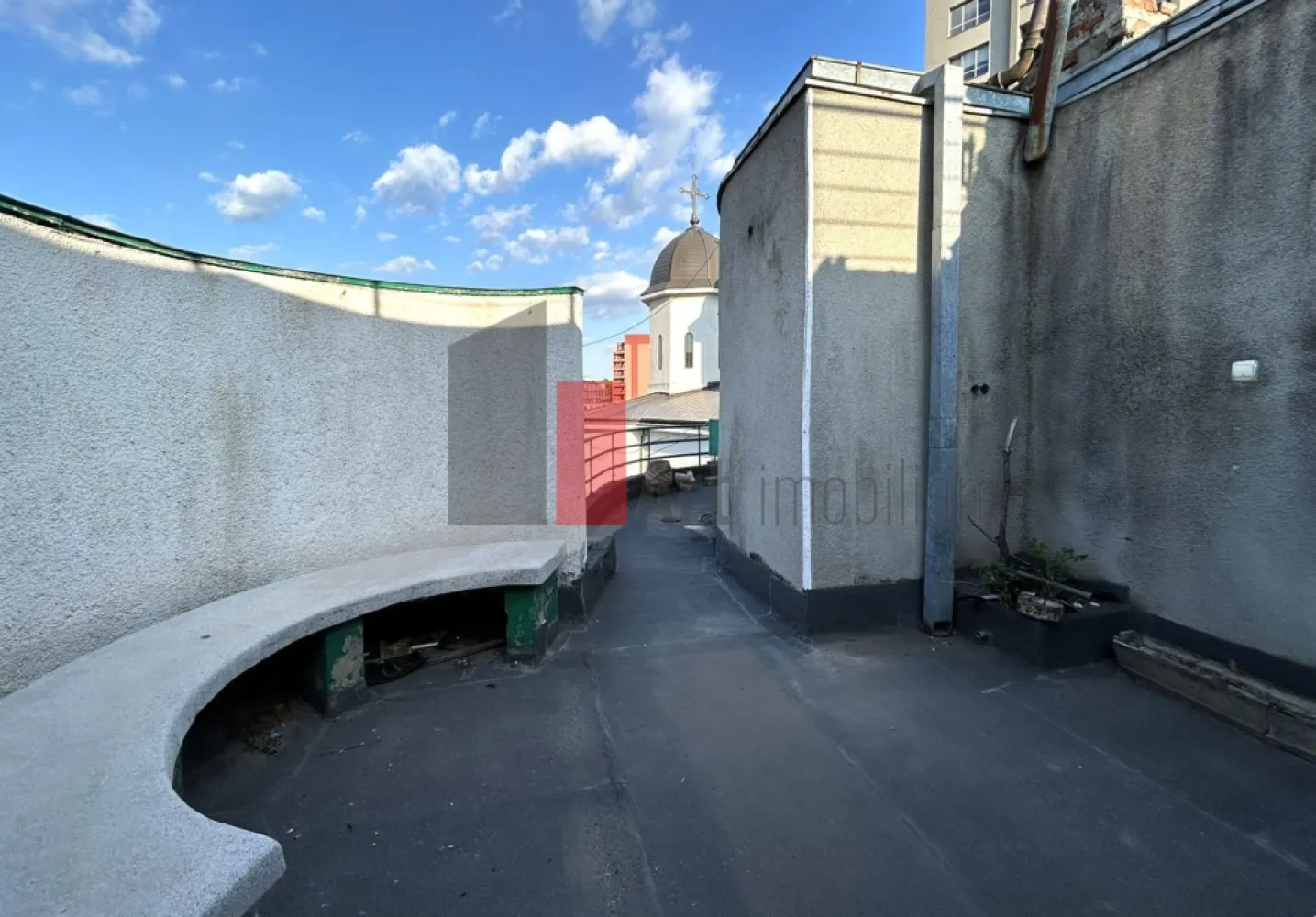 Pret Nou! Apartament unicat cu terasa 50mp | Ultracentral-cartierul Evreiesc - Va prezentam spre achizitie, un apartament exceptional prin pozitie si impartire, ce necesita renovare pentru a fi adus la standardele moderne, cu un potential imens in a deveni un apartament de lux, pretabil rezidentei dar si unei afaceri ce necesita birou central
Apartamentul se afla la etajul 3 din 3, singurul apartament pe palier, intr-un bloc boutique, construit in anul 1937, sub proiectul celebrului arhitect Marcel Iancu, „autorul moral al modernismului în Romania” dupa cum l-a denumit scriitorul avangardist Jacques (Goldschlager) Costin. 
Marcel Iancu semneaza primele cladiri moderniste din Bucuresti, imobile care au devenit, in timp, repere arhitecturale si expresii emblematice ale unei epoci de avangarda. Puternic influentat de curente precum cubismul, constructivismul si de viziunea nonconformista a lui Le Corbusier, Iancu s-a aflat intr-o permanenta explorare a unui nou limbaj arhitectural, unul in care confortul nu mai era un apanaj al ostentatiei, ci un rezultat firesc al functionalitatii. Intr-un peisaj dominat de stiluri istoriste, el aduce o ruptura eleganta, renunta la ornament, privilegiaza forma pura, geometria clara, materialele moderne. Liniile sale drepte, fațadele curate, utilizarea sticlei si a fierului forjat dezgolit de decorativism transforma cladirile in manifeste arhitecturale.

Marcel Iancu a reusit sa creeze poate cel mai echilibrat spatiu rezidential urban: generos, luminos, aerisit, conturat de linii curbe recognoscibile, incalzit subtil de texturile lemnului si de fluiditatea trecerilor culisante intre camere.

Apartamentul necesita renovare completa, este semidecomandat si are 3 camere, bucatarie inchisa, multiple spatii de depozitare inclusiv boxa la subsol si debarale pe nivel in proprietate, 1 baie completa cu aerisire, 1 grup sanitar pe scara secundara in proprietate, 1 balcon deschis, cu iesire din bucatarie si 1 terasa impresionanta de 50 mp cu iesire din living si cu vedere panoramica. 
Cu o renovare si amenajare, spatiul se poate transforma intr-un apartament de lux, cu terasa ce ofera zone si de relaxare dar si de dining, cu zona de dormit ce poate fi separata, impreuna cu baie proprie si dressing incapator si deasemenea cu toaleta de serviciu pt oaspeti. 

Zona este una ultracentrala, in inima cartierului evreiesc si la cca 600 de metri (10 minute de mers pe jos) de Piata Unirii si statia de metrou Unirii. Totodata pozitionarea pe stradutele cartierului evreiesc, ofera intimitate si liniste. 
Cartierul Evreiesc din Bucuresti este mai mult decat o simpla zona urbana, este o tesatura complexa de memorie, cultura si arhitectura, care reflecta contributia esentiala a comunitatii evreiesti la identitatea capitalei. 
Cartierul Evreiesc ramane un spatiu de reflectie si redescoperire, in care farmecul Bucureștiului de altadata inca pulseaza discret dar ferm. 
Apartamentul este disponibil imediat, actele sunt pregatite pentru vanzare, pretul este negociabil, comision 0.