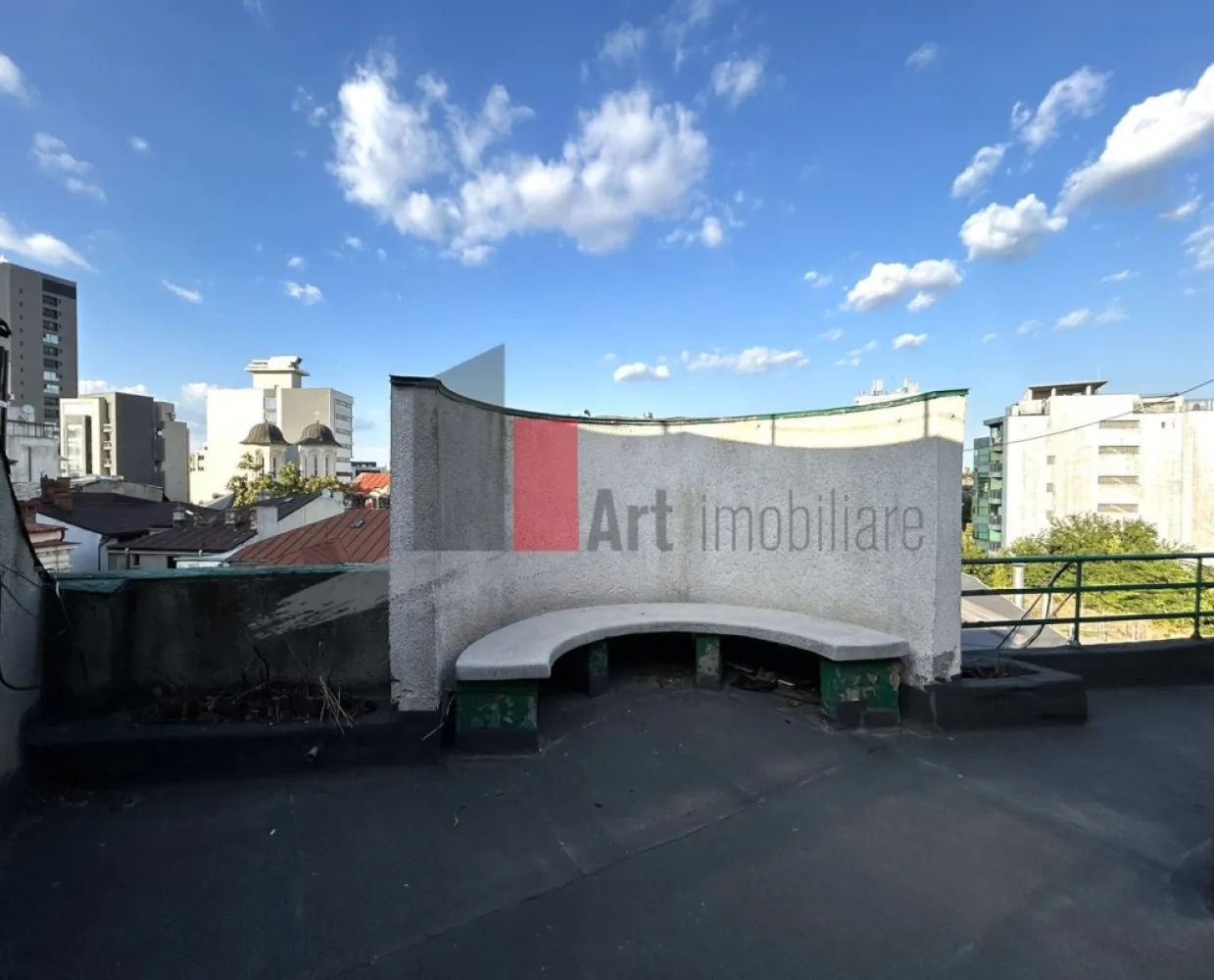 Pret Nou! Apartament unicat cu terasa 50mp | Ultracentral-cartierul Evreiesc - Va prezentam spre achizitie, un apartament exceptional prin pozitie si impartire, ce necesita renovare pentru a fi adus la standardele moderne, cu un potential imens in a deveni un apartament de lux, pretabil rezidentei dar si unei afaceri ce necesita birou central
Apartamentul se afla la etajul 3 din 3, singurul apartament pe palier, intr-un bloc boutique, construit in anul 1937, sub proiectul celebrului arhitect Marcel Iancu, „autorul moral al modernismului în Romania” dupa cum l-a denumit scriitorul avangardist Jacques (Goldschlager) Costin. 
Marcel Iancu semneaza primele cladiri moderniste din Bucuresti, imobile care au devenit, in timp, repere arhitecturale si expresii emblematice ale unei epoci de avangarda. Puternic influentat de curente precum cubismul, constructivismul si de viziunea nonconformista a lui Le Corbusier, Iancu s-a aflat intr-o permanenta explorare a unui nou limbaj arhitectural, unul in care confortul nu mai era un apanaj al ostentatiei, ci un rezultat firesc al functionalitatii. Intr-un peisaj dominat de stiluri istoriste, el aduce o ruptura eleganta, renunta la ornament, privilegiaza forma pura, geometria clara, materialele moderne. Liniile sale drepte, fațadele curate, utilizarea sticlei si a fierului forjat dezgolit de decorativism transforma cladirile in manifeste arhitecturale.

Marcel Iancu a reusit sa creeze poate cel mai echilibrat spatiu rezidential urban: generos, luminos, aerisit, conturat de linii curbe recognoscibile, incalzit subtil de texturile lemnului si de fluiditatea trecerilor culisante intre camere.

Apartamentul necesita renovare completa, este semidecomandat si are 3 camere, bucatarie inchisa, multiple spatii de depozitare inclusiv boxa la subsol si debarale pe nivel in proprietate, 1 baie completa cu aerisire, 1 grup sanitar pe scara secundara in proprietate, 1 balcon deschis, cu iesire din bucatarie si 1 terasa impresionanta de 50 mp cu iesire din living si cu vedere panoramica. 
Cu o renovare si amenajare, spatiul se poate transforma intr-un apartament de lux, cu terasa ce ofera zone si de relaxare dar si de dining, cu zona de dormit ce poate fi separata, impreuna cu baie proprie si dressing incapator si deasemenea cu toaleta de serviciu pt oaspeti. 

Zona este una ultracentrala, in inima cartierului evreiesc si la cca 600 de metri (10 minute de mers pe jos) de Piata Unirii si statia de metrou Unirii. Totodata pozitionarea pe stradutele cartierului evreiesc, ofera intimitate si liniste. 
Cartierul Evreiesc din Bucuresti este mai mult decat o simpla zona urbana, este o tesatura complexa de memorie, cultura si arhitectura, care reflecta contributia esentiala a comunitatii evreiesti la identitatea capitalei. 
Cartierul Evreiesc ramane un spatiu de reflectie si redescoperire, in care farmecul Bucureștiului de altadata inca pulseaza discret dar ferm. 
Apartamentul este disponibil imediat, actele sunt pregatite pentru vanzare, pretul este negociabil, comision 0.