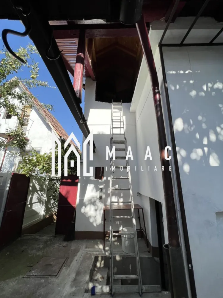 Casa tip duplex I 4 camere I Garaj I Zona Calea Poplacii - MAAC Imobiliare vă propune spre vânzare o casă situată în zona Calea Poplăcii din Sibiu, amplasată într-o zonă liniștită, formată în principal din locuințe, cu acces facil către magazine alimentare și stații de transport în comun.

Proprietatea este construită pe un teren de 459 mp și dispune de o compartimentare practică, fiind organizată pe două niveluri: demisol și parter.

Compartimentarea imobilului este următoarea:

Demisol:
-bucătărie
-baie
-2 spații de depozitare
-hol
-garaj
-magazie

Parter:
-living
-2 dormitoare
-baie
-hol
-antreu

În curtea proprietății se regăsesc mai multe anexe și spații de depozitare, utile pentru diverse activități gospodărești.

Casa dispune de garaj subteran cu acces direct din stradă, iar curtea este pavată și dispusă lateral. Sistemul de încălzire este asigurat de două centrale, una pe gaz și una pe lemne.

Locuința este o construcție solidă, realizată în anii ’70, oferind o bază bună pentru locuire sau modernizare, în funcție de preferințele viitorului proprietar.

Pentru mai multe detalii, vă rugăm să menționați telefonic că ați văzut anunțul cu CP1579379.