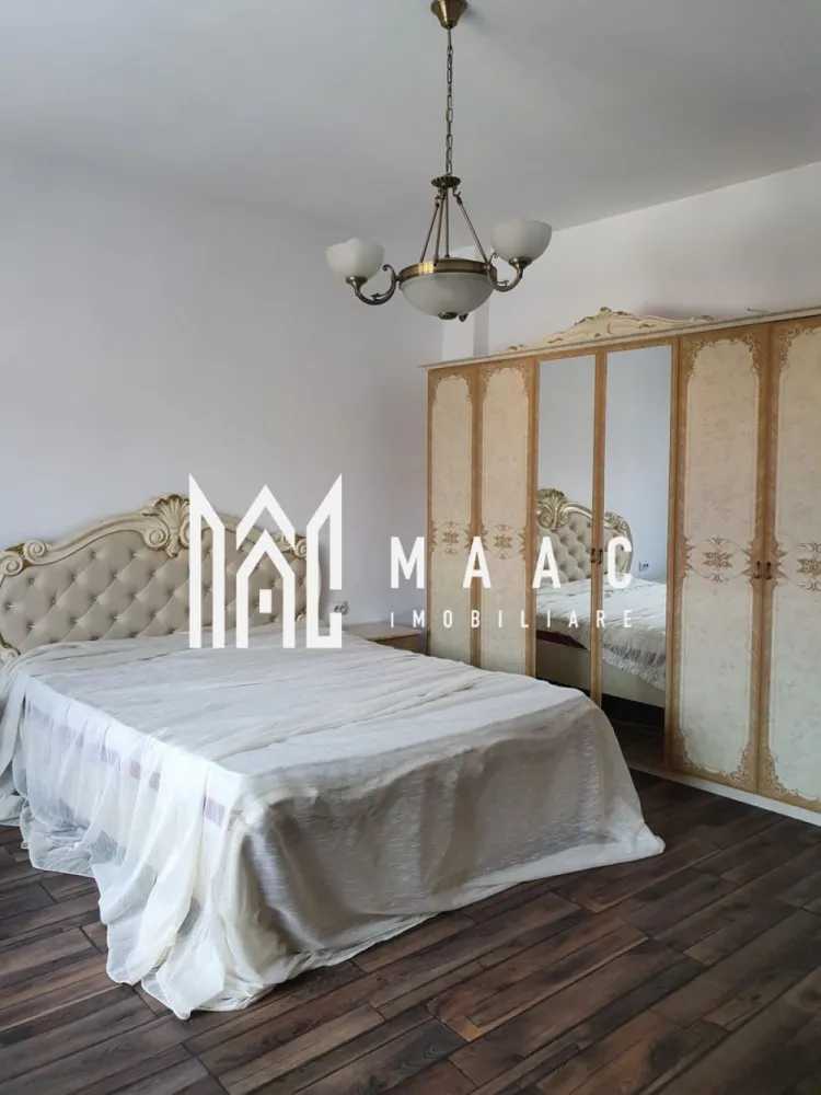 Casa Individuala | Trei Stejari | 130 MPU | 4 Camere - MAAC Imobiliare vă propune spre vânzare o casă individuală situată în zona Trei Stejari, amplasată pe o parcelă de 230 mp, proprietatea fiind singură în curte și oferind intimitate și spațiu pentru locuire confortabilă.

Casa are o suprafață utilă de 130 mp și este compartimentată funcțional, fiind potrivită pentru o familie care își dorește o locuință într-o zonă bine cotată a orașului. Proprietatea dispune și de pod pe întreaga suprafață a casei, existând posibilitatea de mansardare și extindere a spațiului locuibil.

Compartimentarea locuinței este următoarea:
-4 camere
-bucătărie
-2 băi
-pod pe toată suprafața casei, cu posibilitate de mansardare

În exterior, proprietatea beneficiază de curte amenajată, care include o filigorie și spațiu pentru relaxare sau grătar, oferind un cadru potrivit pentru petrecerea timpului liber.

Imobilul dispune și de garaj, accesul realizându-se prin poartă cu telecomandă, ceea ce adaugă un plus de confort și siguranță.

Pentru mai multe detalii, vă rugăm să menționați telefonic că ați văzut anunțul cu CP1578607.