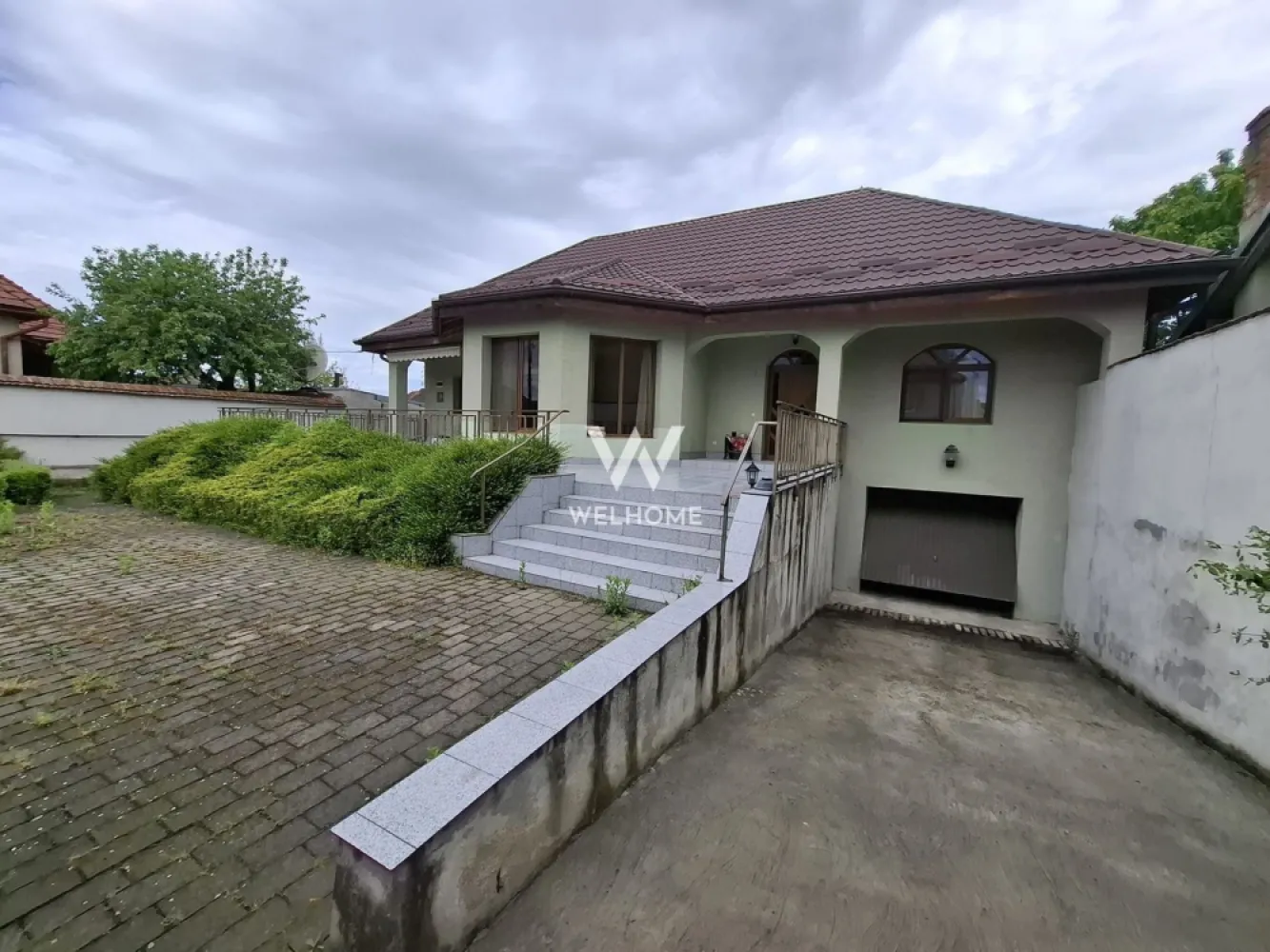 De inchiriat - Casa individuala intima cu teren mare in Avrig, Sibiu - Casa individuala construita in stil american situata in Avrig, Sibiu

Dispusa Subsol + Parter
Subsolul este sub toata casa si include si garaj pentru o masina.
Compartimentarea casei: living, bucatarie, baie, hol+casa scarii din subsol, dormitor, dormitor cu dressing si baie, terasa 30 mp.
Suprafata subsol 100 mp
Suprafata utila casa 100 mp
Suprafata teren: 800 mp, deschidere la strada 25m
Utilitati: Apa, Canalizare, Gaz, Curent, Internet.
Casa este situata intr-o zona linistita a Avrigului, la iesirea spre Valea Avrigului, pe o strada asfaltata si iluminata.

Chirie lunara 500 euro
Comision chirias contravaloarea unei chirii lunare.