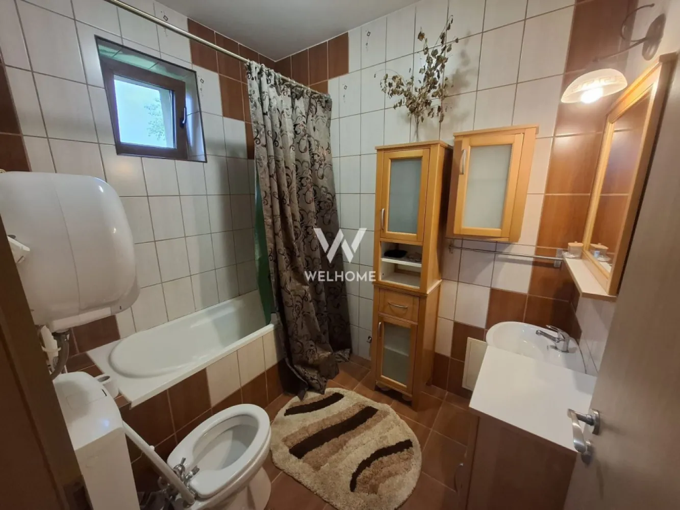 De inchiriat - Casa individuala intima cu teren mare in Avrig, Sibiu - Casa individuala construita in stil american situata in Avrig, Sibiu

Dispusa Subsol + Parter
Subsolul este sub toata casa si include si garaj pentru o masina.
Compartimentarea casei: living, bucatarie, baie, hol+casa scarii din subsol, dormitor, dormitor cu dressing si baie, terasa 30 mp.
Suprafata subsol 100 mp
Suprafata utila casa 100 mp
Suprafata teren: 800 mp, deschidere la strada 25m
Utilitati: Apa, Canalizare, Gaz, Curent, Internet.
Casa este situata intr-o zona linistita a Avrigului, la iesirea spre Valea Avrigului, pe o strada asfaltata si iluminata.

Chirie lunara 500 euro
Comision chirias contravaloarea unei chirii lunare.