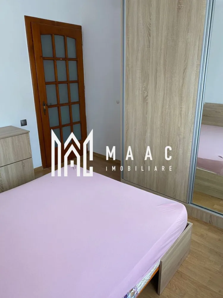 Apartament 3 camere | 68 mp | Decomandat | Zona Vasile Aaron - MAAC Imobiliare va ofera spre vanzare un apartament cu 3 camere decomandat in zona Vasile Aaron. Apartamentul este compus din living, 2 dormitoare, bucatarie inchisa, hol si baie pe suprafata utila de 68 mp. De asemenea apartamentul are o pivnita spatioasa si acces la gradina. Locuinta se afla la parterul inalt al unui imobil cu 4 etaje cu doar 10 apartamente pe scara. Imobilul este situat intr-o zona foarte buna fiind in imediata apropiere a tuturor punctelor de interes comun. Pentru mai multe detalii, precizati telefonic ca ati vizionat anuntul cu ID: CP1478673.