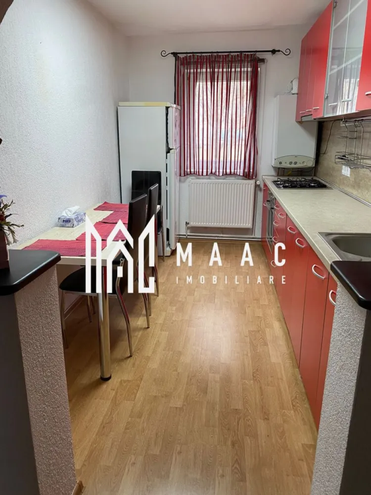 Apartament 3 camere | 68 mp | Decomandat | Zona Vasile Aaron - MAAC Imobiliare va ofera spre vanzare un apartament cu 3 camere decomandat in zona Vasile Aaron. Apartamentul este compus din living, 2 dormitoare, bucatarie inchisa, hol si baie pe suprafata utila de 68 mp. De asemenea apartamentul are o pivnita spatioasa si acces la gradina. Locuinta se afla la parterul inalt al unui imobil cu 4 etaje cu doar 10 apartamente pe scara. Imobilul este situat intr-o zona foarte buna fiind in imediata apropiere a tuturor punctelor de interes comun. Pentru mai multe detalii, precizati telefonic ca ati vizionat anuntul cu ID: CP1478673.