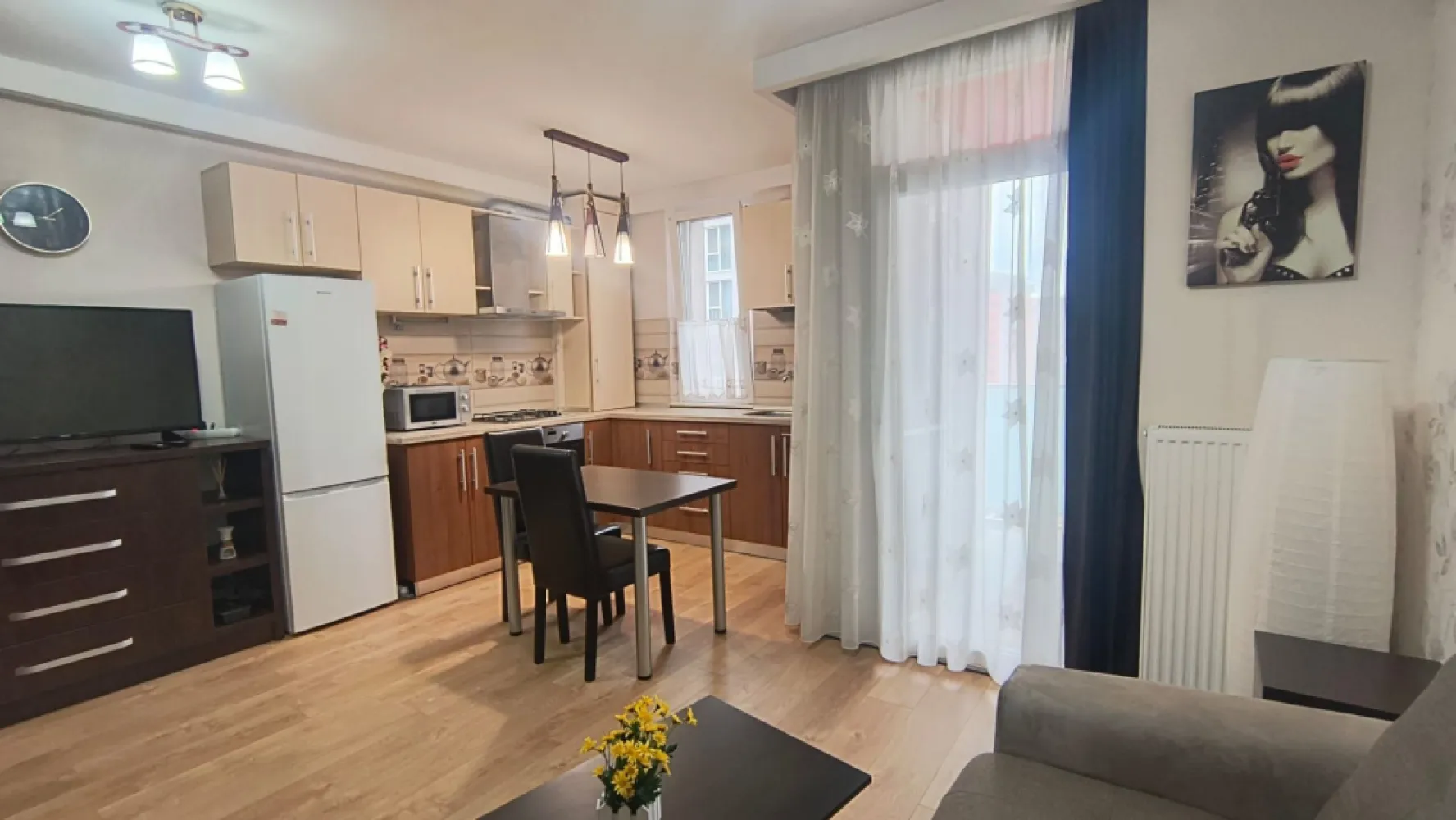 Apartament ARED cu 1 camera, St. O. Iosif, Oradea, 300 euro/luna - De inchiriat: apartament cu 1 camera, 31 mp, Stefan Octavian Iosif, Oradea, 300 euro/luna.

Imobilul este situat in blocurile Ared, in vecinatatea Kaufland la etajul 3 si este imediat ocupabil. Acesta este mobilat si utilat modern. Incalzire: centrala gaz.

Se solicita garantie o luna de chirie.

Contact: Catalin Sime 0729660492