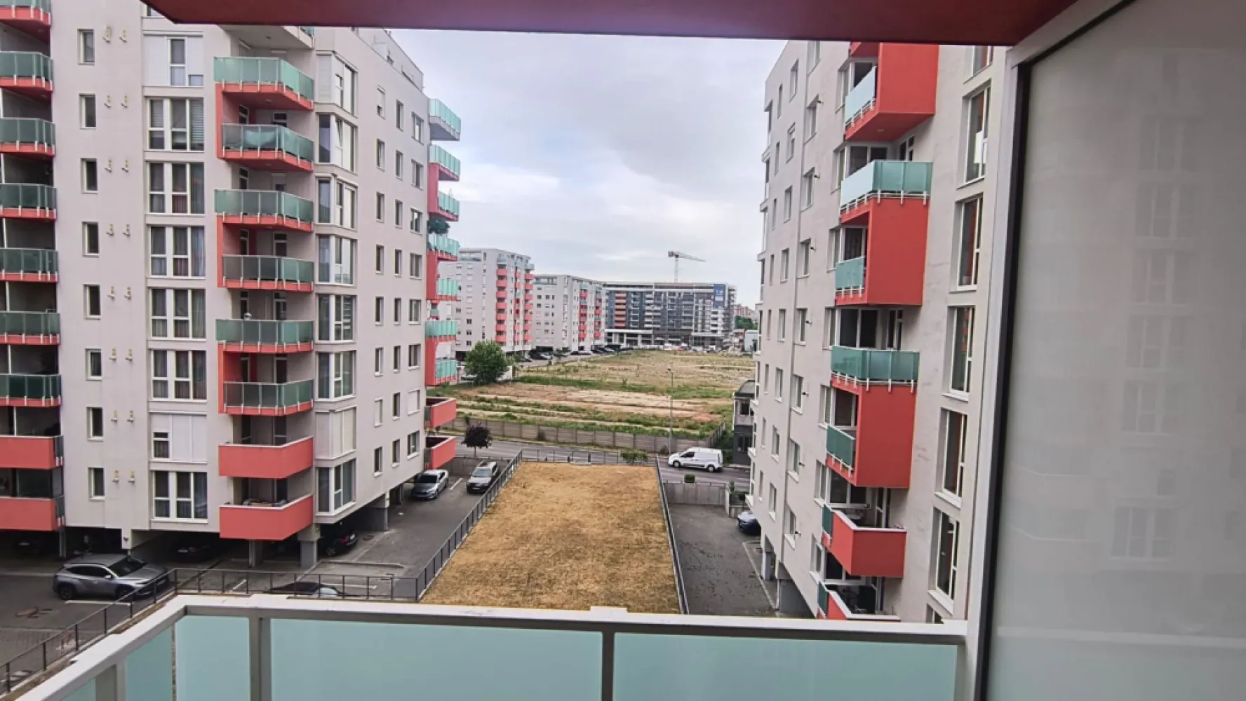 Apartament ARED cu 1 camera, St. O. Iosif, Oradea, 300 euro/luna - De inchiriat: apartament cu 1 camera, 31 mp, Stefan Octavian Iosif, Oradea, 300 euro/luna.

Imobilul este situat in blocurile Ared, in vecinatatea Kaufland la etajul 3 si este imediat ocupabil. Acesta este mobilat si utilat modern. Incalzire: centrala gaz.

Se solicita garantie o luna de chirie.

Contact: Catalin Sime 0729660492