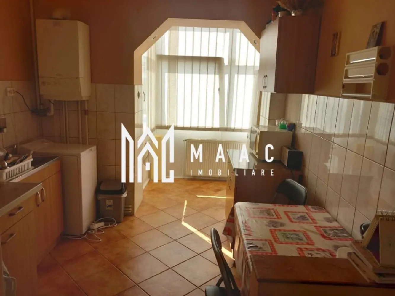 Apartament 2 camere | Etaj 1 | 50.2 MP | Balcon închis | Terezian - Maac Imobiliare prezintă spre vânzare un apartament cu 2 camere, situat în cartierul Terezian, pe strada Rusciorului, în apropiere de biserica din zona Gara Mică.

Locuința este amplasată la etajul 1 al unui imobil construit din cărămidă, izolat termic exterior, și dispune de o suprafață utilă de 50,2 mp. Apartamentul este semidecomandat și se vinde complet mobilat și utilat, fiind ideal pentru mutare imediată.

Compartimentarea este practică și bine organizată:

hol de acces + hol secundar
living spațios (20 mp)
bucătărie separată (11,9 mp)
dormitor (11,8 mp)
baie cu duș și geam de aerisire (3,3 mp)
balcon închis
cămară (0,9 mp)

Apartamentul beneficiază de certificat energetic clasa B.

Imobilul este situat într-o zonă liniștită, cu acces facil către magazine, școli și mijloace de transport în comun, oferind confort și practicitate atât pentru locuit, cât și pentru investiție.

Pentru mai multe detalii, vă rugăm să menționați telefonic că ați văzut anunțul cu codul CP3084353.