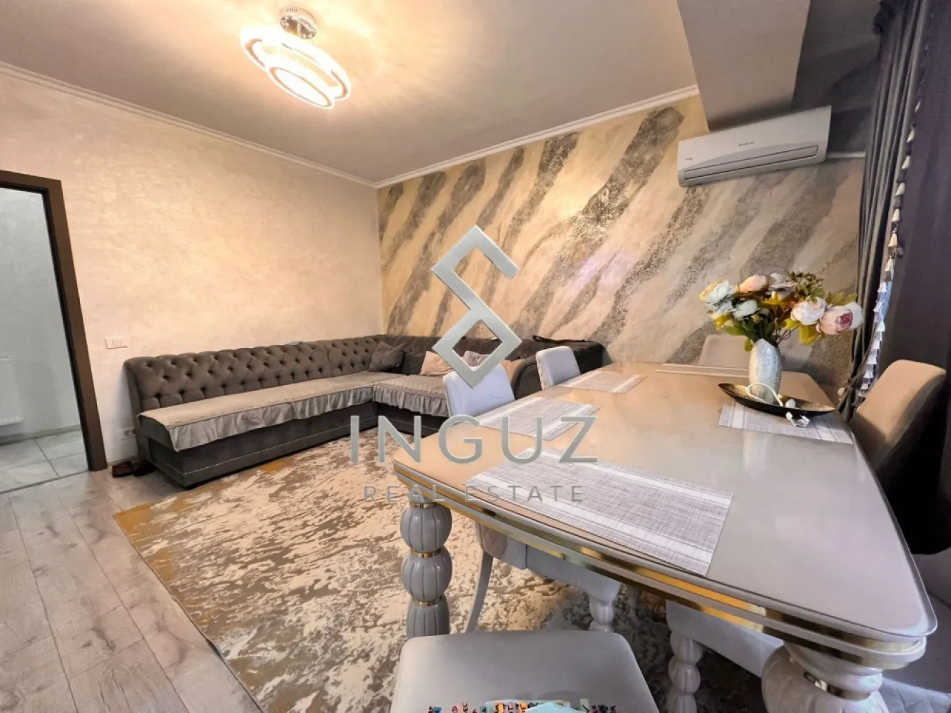 Apartament 2 camere – Sector 2 | LUX | Parcare + Boxă incluse - Apartament 2 camere – Sector 2 | LUX | Parcare + Boxă incluse

145.000 € | Negociabil

Strada Hispania, Sector 2 – București

Apartament modern, finisat LUX, ideal atât pentru locuit, cât și pentru investiție. Proprietatea este complet renovată cu materiale premium și atenție la detalii.

—

Detalii:
• 2 camere
• Suprafață utilă: 49,26 mp
• Balcon: 5,93 mp
• Boxă pentru depozitare inclusă
• Loc de parcare inclus în preț
• Living spațios și luminos
• Dormitor confortabil
• Bucătărie separată
• Baie modernă
• Hol generos

—

Avantaje:
• Finisaje premium / high-end
• Design elegant și funcțional
• Zonă liniștită
• Acces rapid către puncte de interes
• Ideal pentru locuit sau închiriere imediată
• Fără investiții suplimentare

—

Detalii tranzacție:
• Preț: 145.000 € negociabil
• Comision agenție: 2%