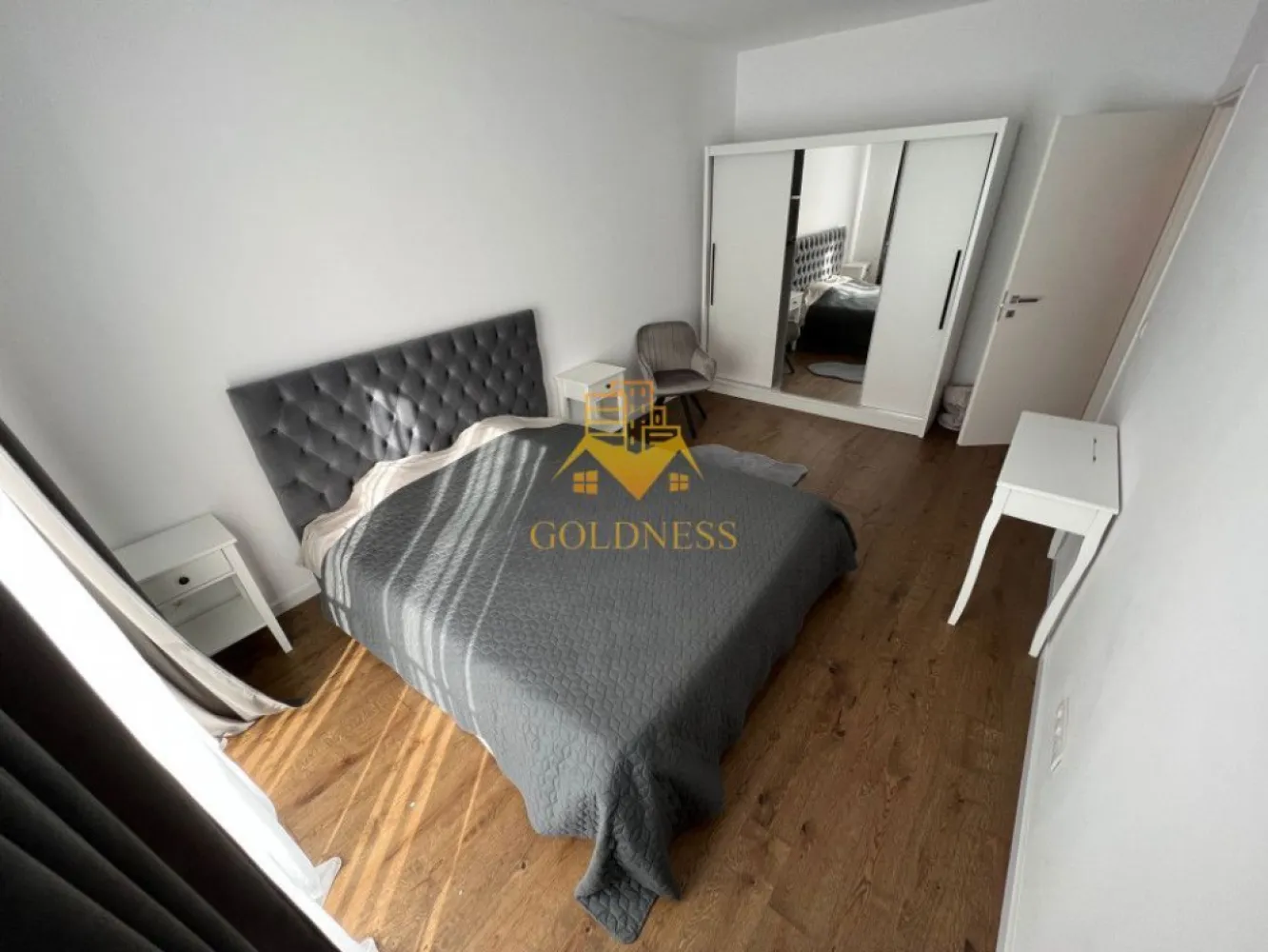 2 camere, modern, Marasti, Record Park, zona Bosch, NTT Data - GOLDNESS Imobiliare vă propune spre închiriere un apartament cu 2 camere complet mobilat și utilat, la etajul 1 într-un imobil de 6 etaje, în cartierul Marasti . Apartamentul este compartimentat astfel:
 - dormitor cu pat matrimonial, dressing, noptiere, birou
 - living cu bucatarie open-space complet utilată, canapea, loc de servit masa 
 - baie cu vana, calorifer port prosop inox și dulap pentru depozitare.
 - terasa de 10 mp.

Imobilul este dotat cu toate cele necesare- centrală proprie, mașină de spălat haine, frigider, plită electrică, hotă, etc. 
Se află în apropierea stațiilor de transport în comun, magazine, restaurante, spații verzi, farmacii, etc. 

Dacă sunteți interesați de acest apartament și doriți să îl vizionați, dar și pentru alte oferte sau detalii nu ezitați să ne contactați telefonic sau prin e-mail - goldnessimobiliare@gmail.com. Vă stăm la dispoziție!