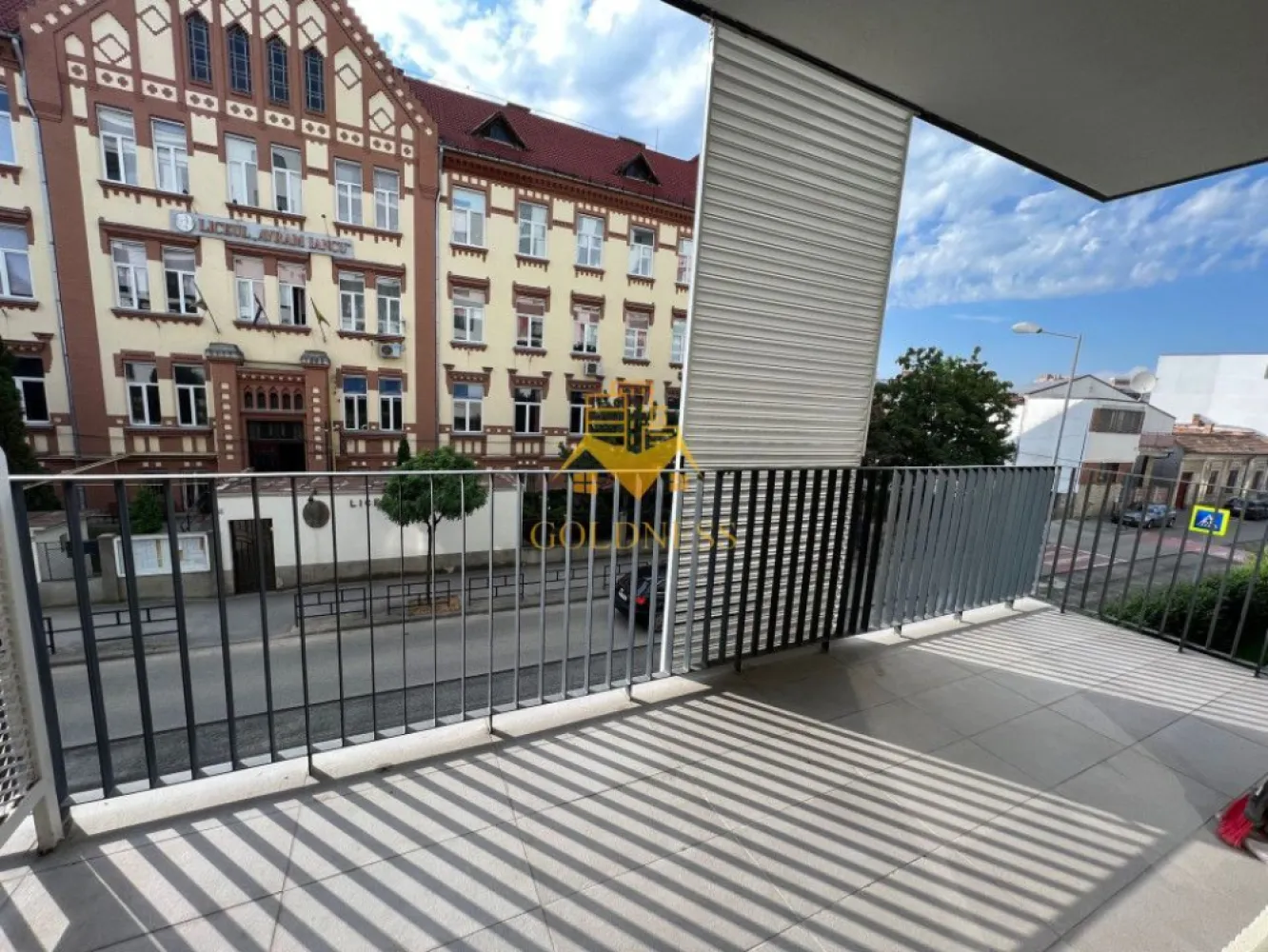 2 camere, modern, Marasti, Record Park, zona Bosch, NTT Data - GOLDNESS Imobiliare vă propune spre închiriere un apartament cu 2 camere complet mobilat și utilat, la etajul 1 într-un imobil de 6 etaje, în cartierul Marasti . Apartamentul este compartimentat astfel:
 - dormitor cu pat matrimonial, dressing, noptiere, birou
 - living cu bucatarie open-space complet utilată, canapea, loc de servit masa 
 - baie cu vana, calorifer port prosop inox și dulap pentru depozitare.
 - terasa de 10 mp.

Imobilul este dotat cu toate cele necesare- centrală proprie, mașină de spălat haine, frigider, plită electrică, hotă, etc. 
Se află în apropierea stațiilor de transport în comun, magazine, restaurante, spații verzi, farmacii, etc. 

Dacă sunteți interesați de acest apartament și doriți să îl vizionați, dar și pentru alte oferte sau detalii nu ezitați să ne contactați telefonic sau prin e-mail - goldnessimobiliare@gmail.com. Vă stăm la dispoziție!