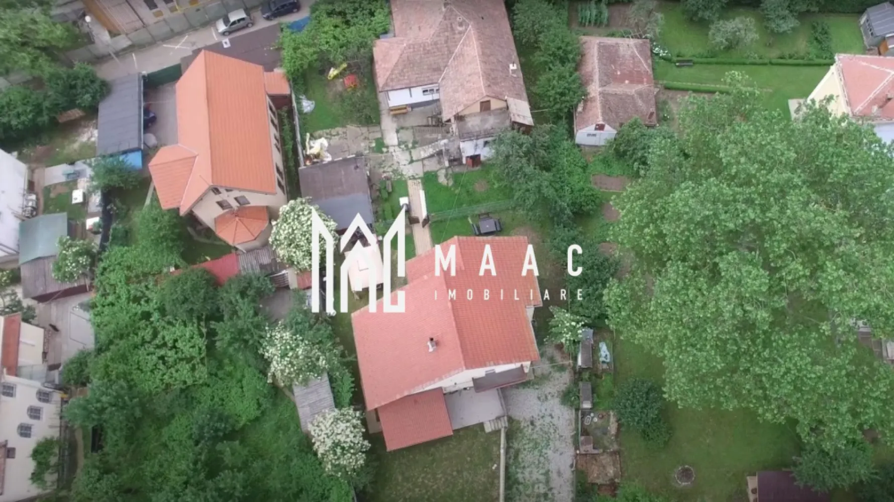 Casa individuala | Centru | Teren 628 mp - MAAC Imobiliare vă propune spre vânzare, în exclusivitate, o vilă situată în centrul orașului, la doar câteva minute de Piața Mare, o proprietate rară prin poziționare, suprafața terenului și nivelul de intimitate oferit.

Locuința este desfășurată pe S+P+E și beneficiază de o compartimentare funcțională, adaptată unui stil de viață confortabil:

parter:
-living cu ieșire pe terasă
-bucătărie
-birou
-hol
-baie

etaj:
-2 dormitoare
-open space care poate fi transformat în dormitor
-baie
-dressing

Podul casei a fost transformat într-un dormitor pentru oaspeți, foarte luminos, oferind un spațiu suplimentar util și versatil.

Proprietatea dispune de un teren în suprafață de 628 mp, amenajat cu gazon, asigurând un cadru verde și aerisit chiar în zona centrală a orașului. Poziționarea terenului oferă un nivel ridicat de intimitate, un avantaj major pentru o vilă situată în centrul urban.

Această vilă reprezintă o oportunitate pentru cei care își doresc o proprietate spațioasă, cu teren generos, în proximitatea Pieței Mari, beneficiind de acces rapid către punctele de interes centrale.

Pentru mai multe detalii, vă rugăm să menționați numărul CP1433641 la telefon.
